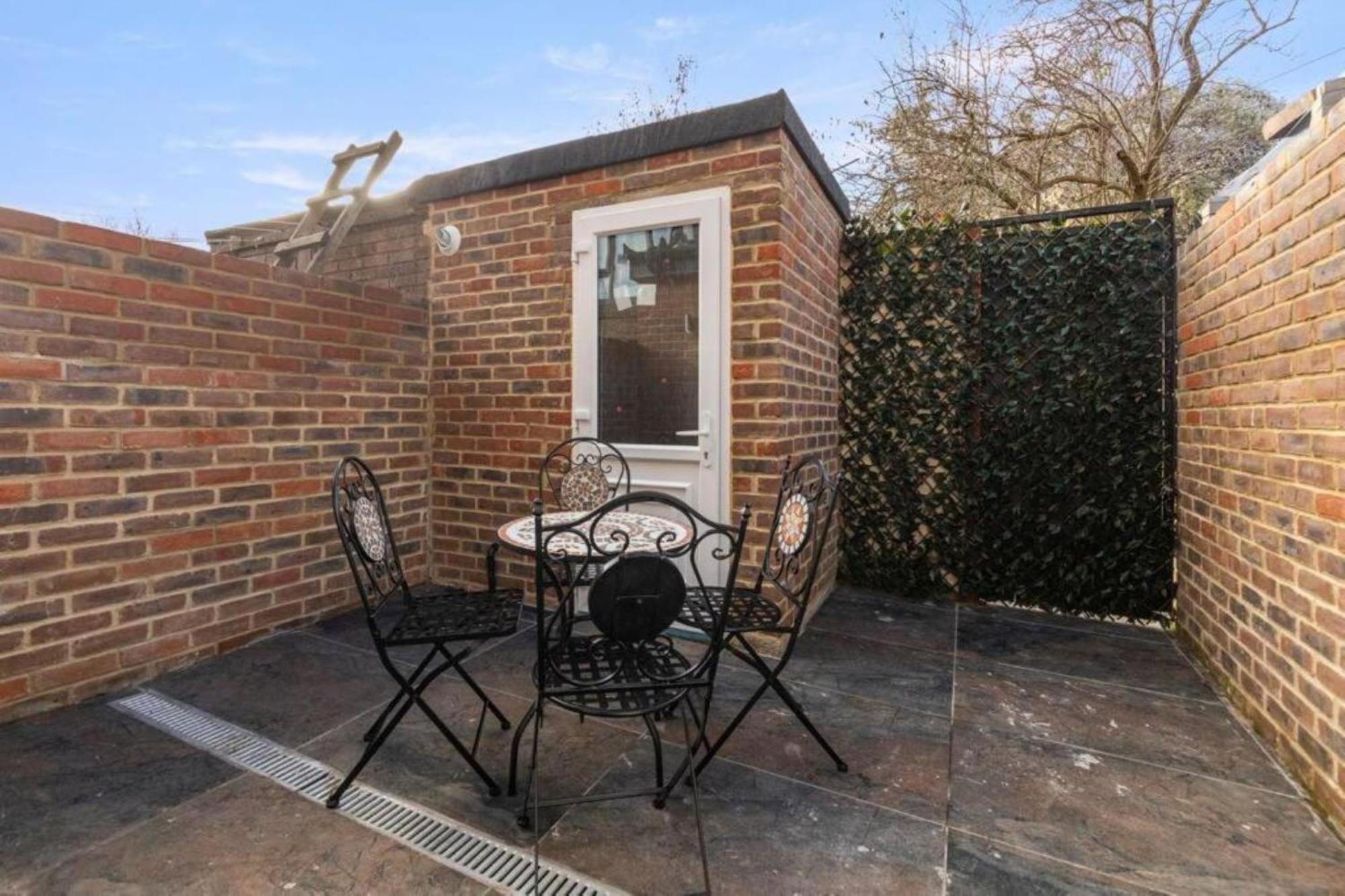 Metro Majesty 5-bedroom Gem In South Tottenham Lejlighed