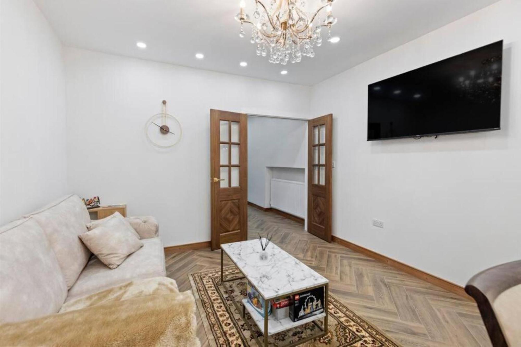 Metro Majesty 5-bedroom Gem In South Tottenham Lejlighed