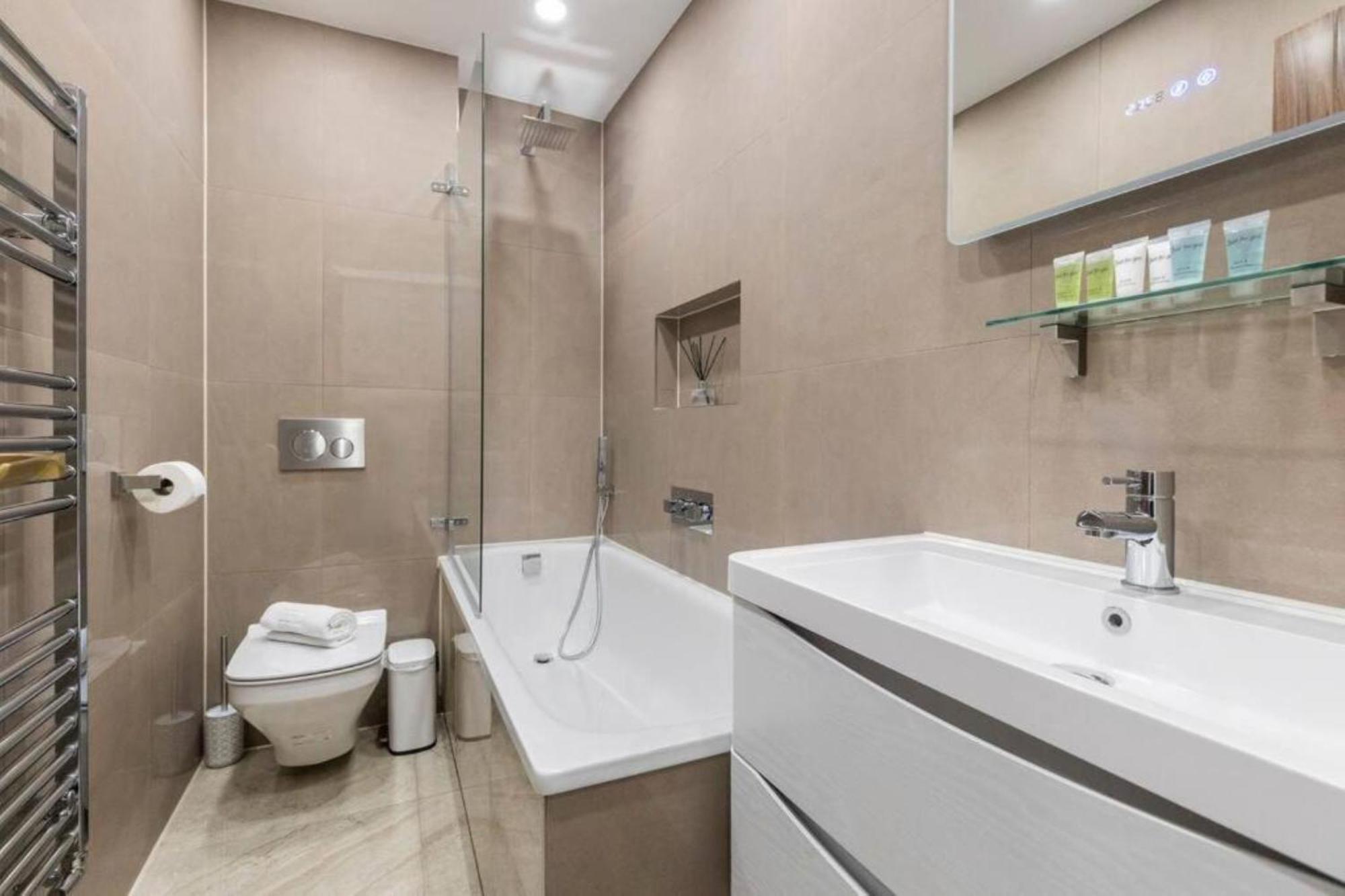 Metro Majesty 5-bedroom Gem In South Tottenham Lejlighed