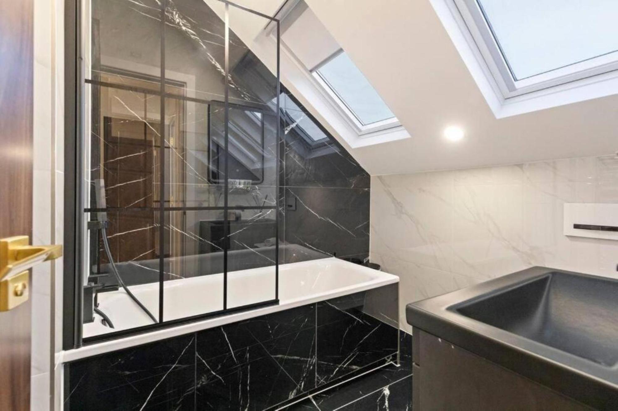 Metro Majesty 5-bedroom Gem In South Tottenham Londen