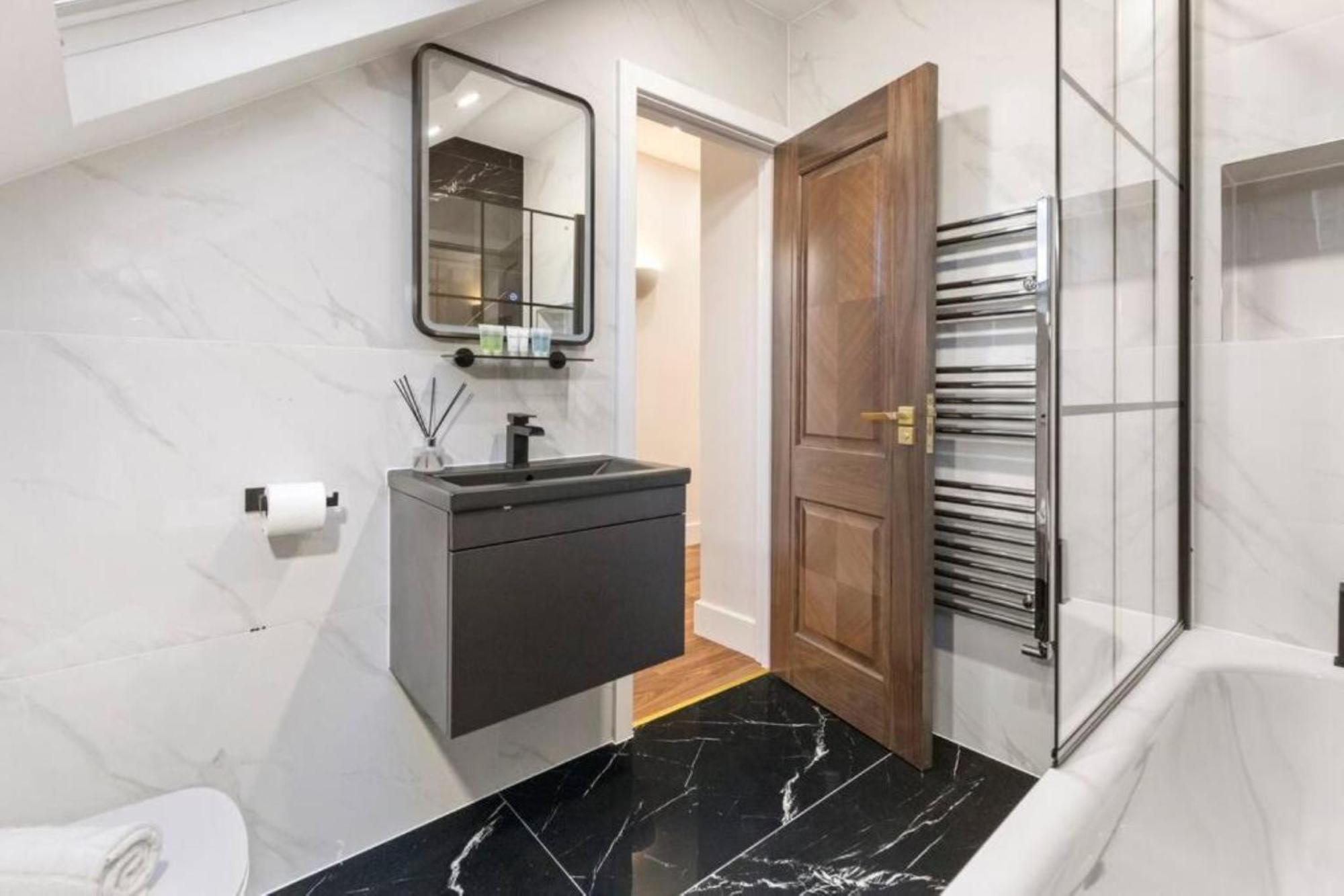 Lejlighed Metro Majesty 5-bedroom Gem In South Tottenham
