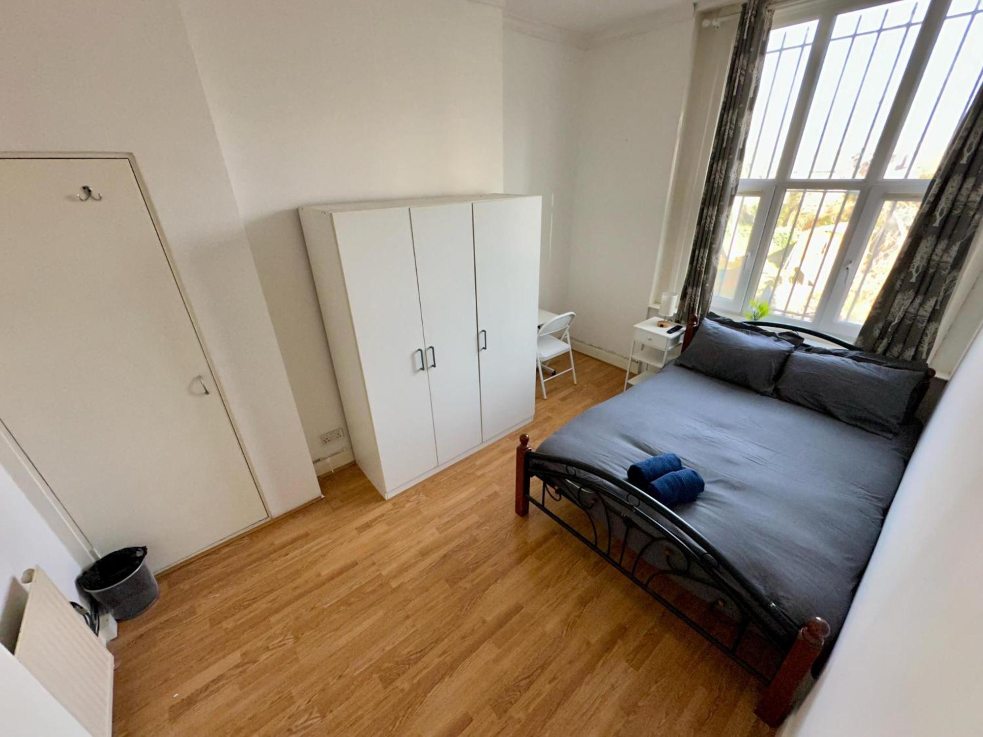 Homestay 356 Manor House Near London