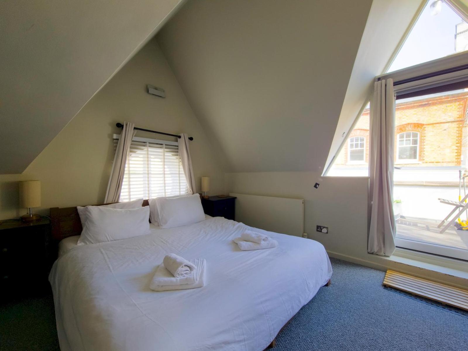 Spacious With Conservatory Dining Ptk Holiday home London