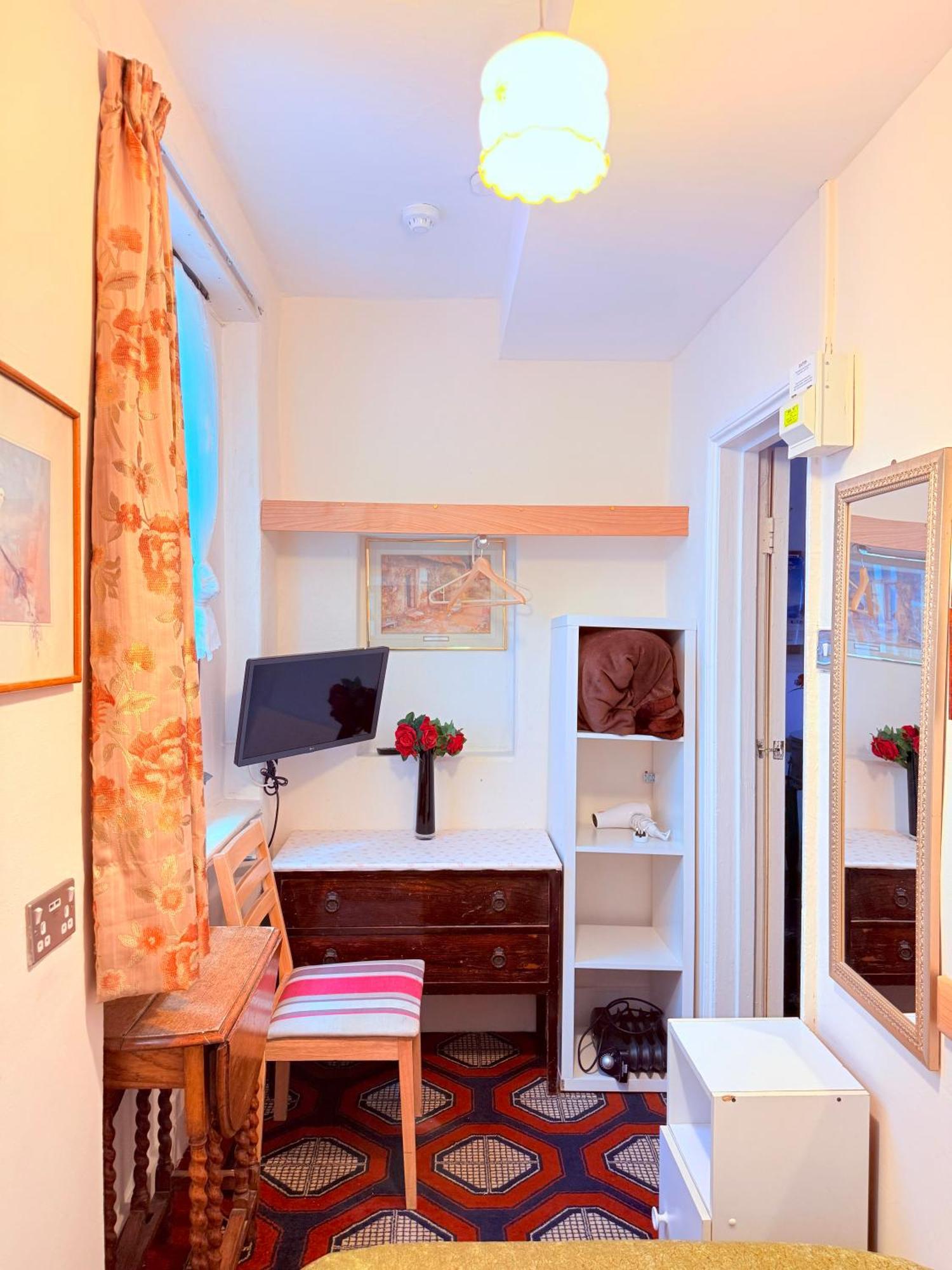Albro House Hotell 2*