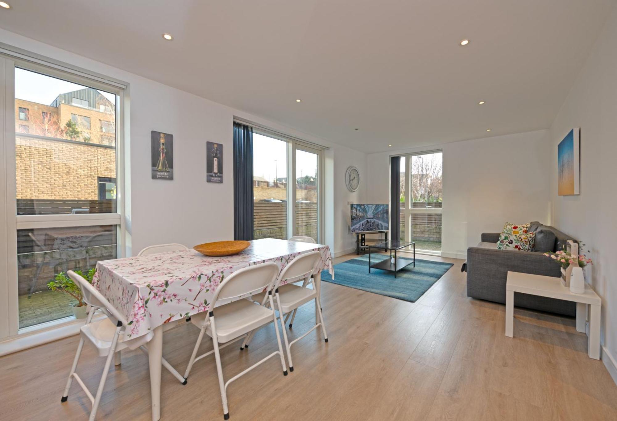 Grand Apartments Kew Gardens *