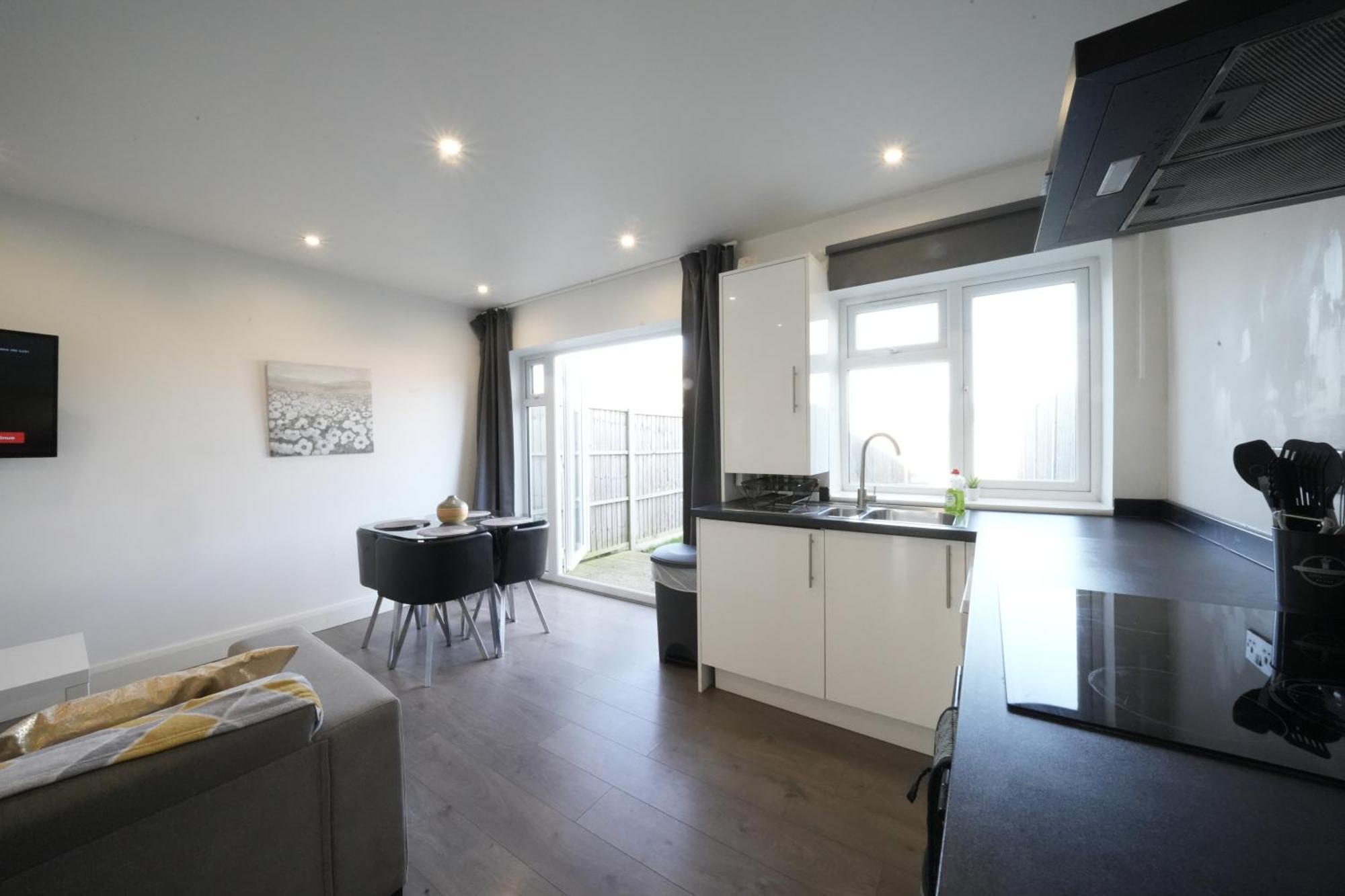 Hatton Heathrow Airport- Free Parking-free Underground To And From Heathrow Airport Hatton Cross Picture-see Fast Hatton Cross To 30min Appartamento Londra