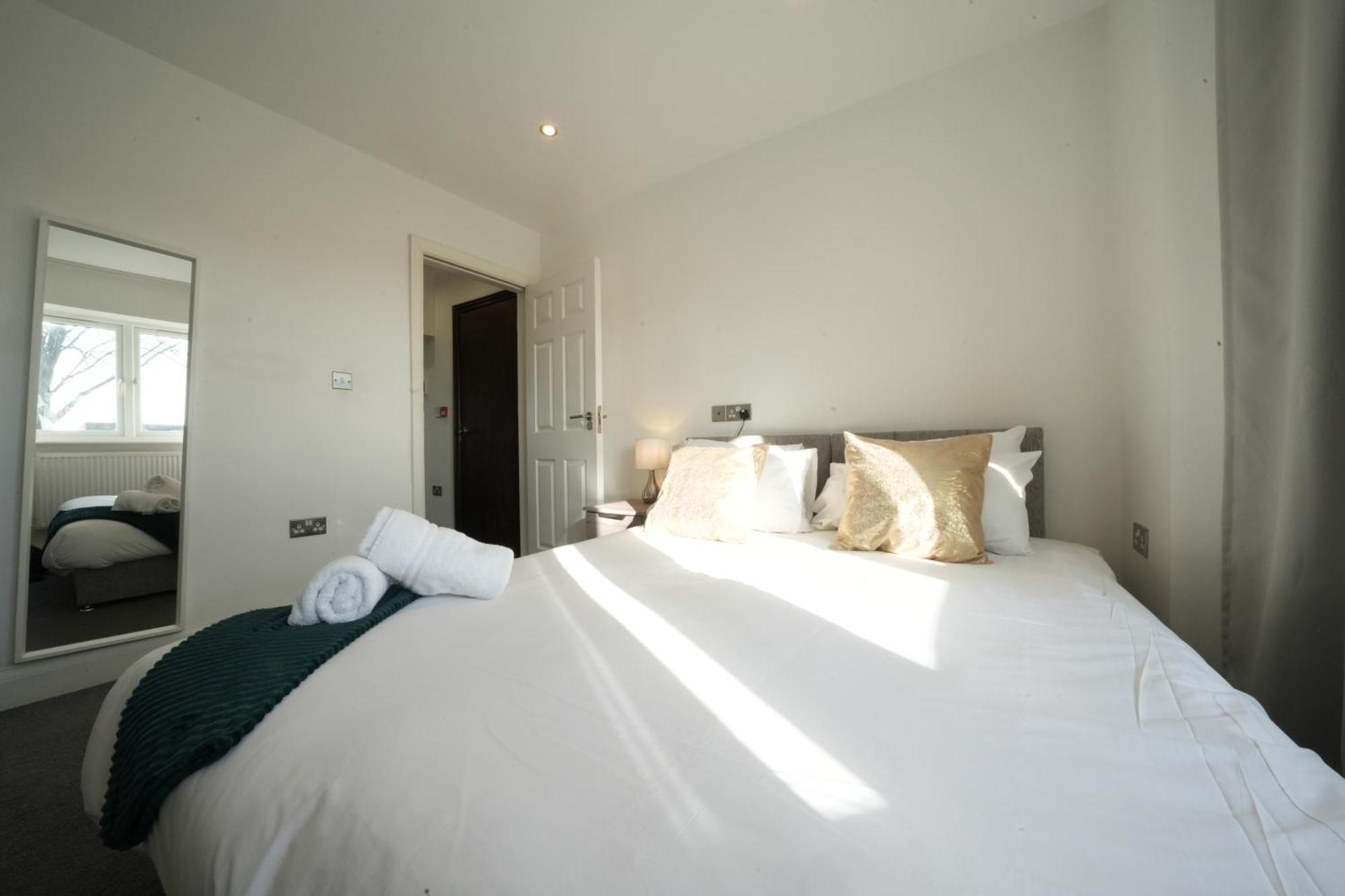 Hatton Heathrow Airport- Free Parking-free Underground To And From Heathrow Airport Hatton Cross Picture-see Fast Hatton Cross To 30min * Londra