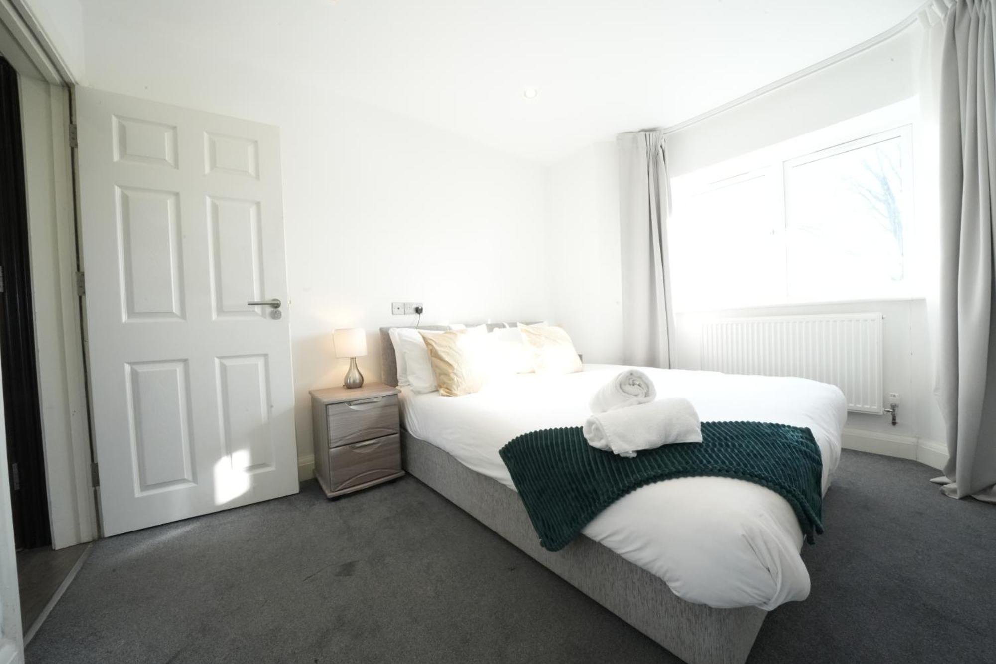 Hatton Heathrow Airport- Free Parking-free Underground To And From Heathrow Airport Hatton Cross Picture-see Fast Hatton Cross To 30min Londra