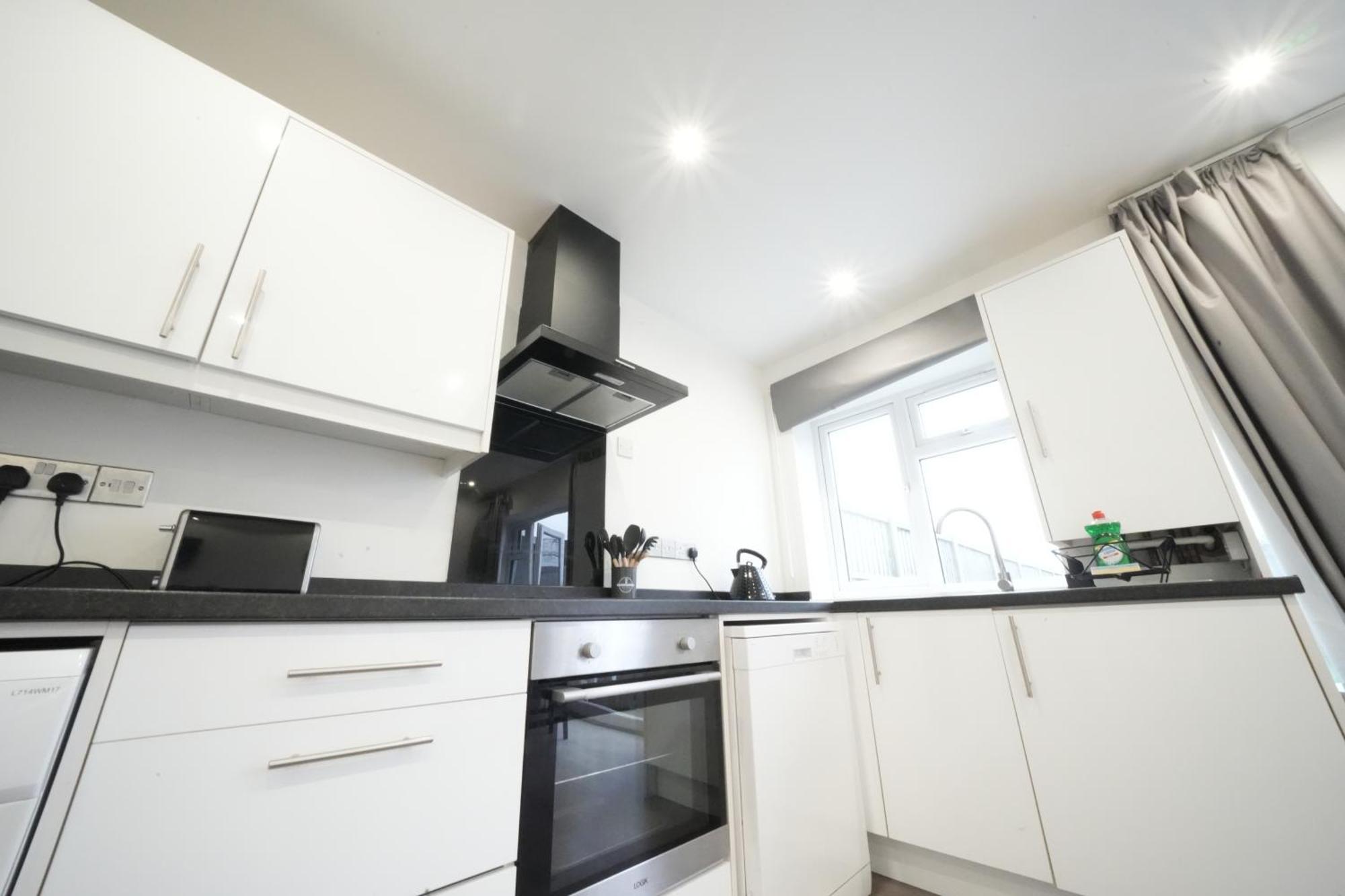 Hatton Heathrow Airport- Free Parking-free Underground To And From Heathrow Airport Hatton Cross Picture-see Fast Hatton Cross To 30min * Londra
