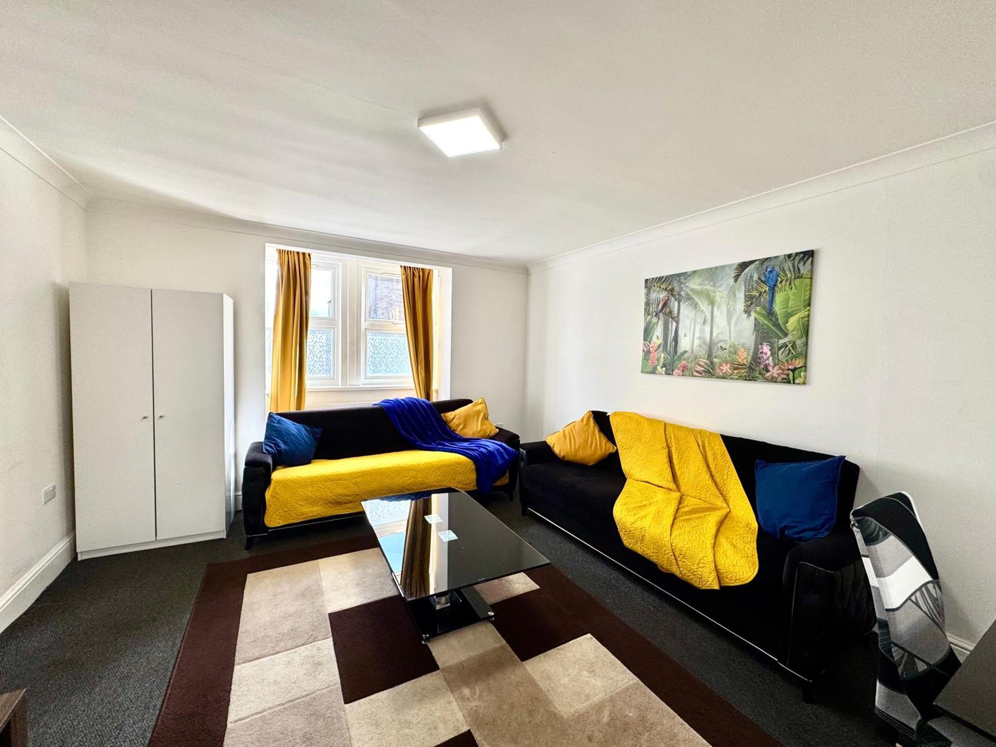 Vakantiehuis 4 Bedrooms House, 3 Bathrooms , Separate Reception, Full Kitchen, Garden, Parking