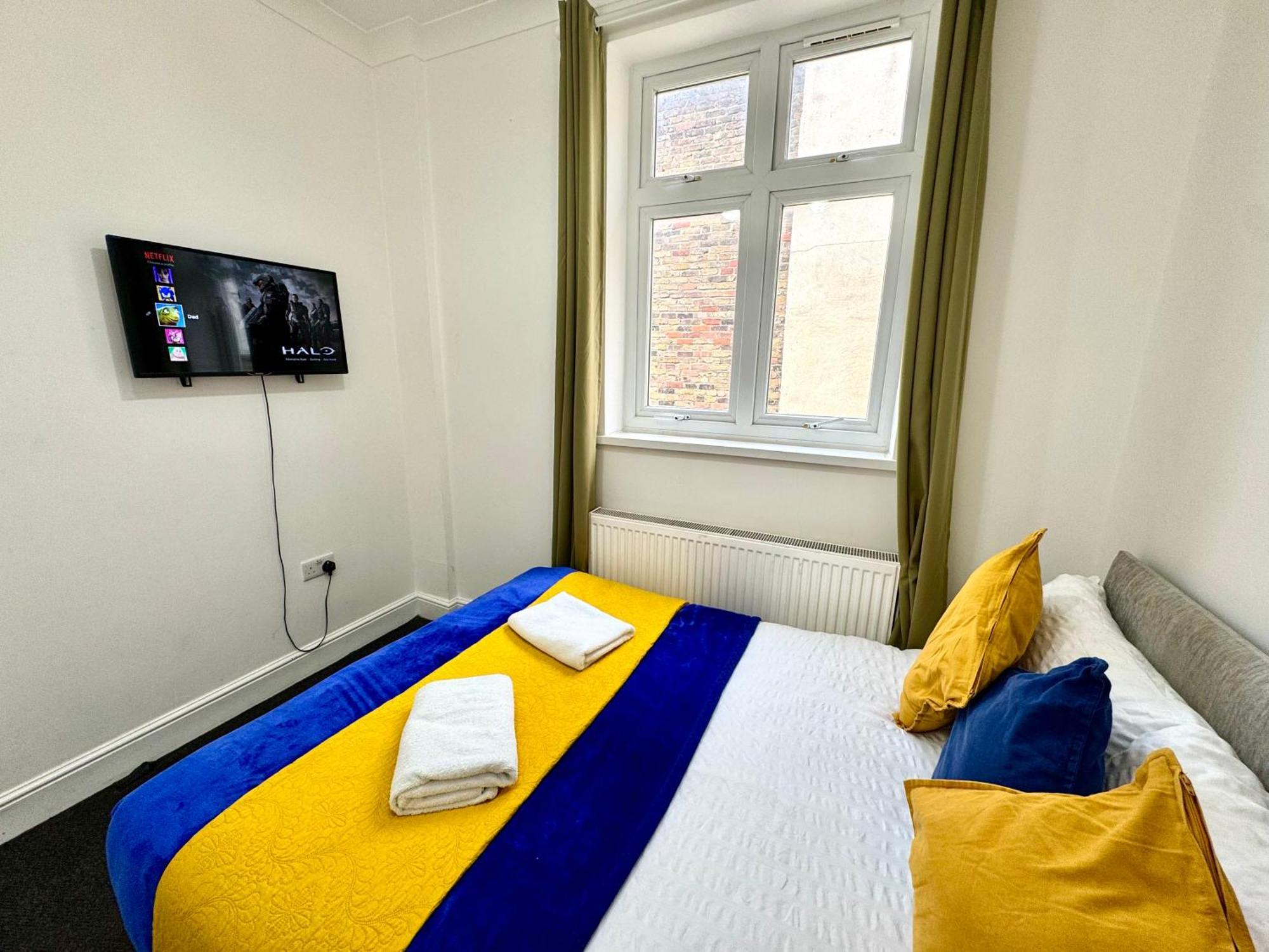 Vakantiehuis 4 Bedrooms House, 3 Bathrooms , Separate Reception, Full Kitchen, Garden, Parking *