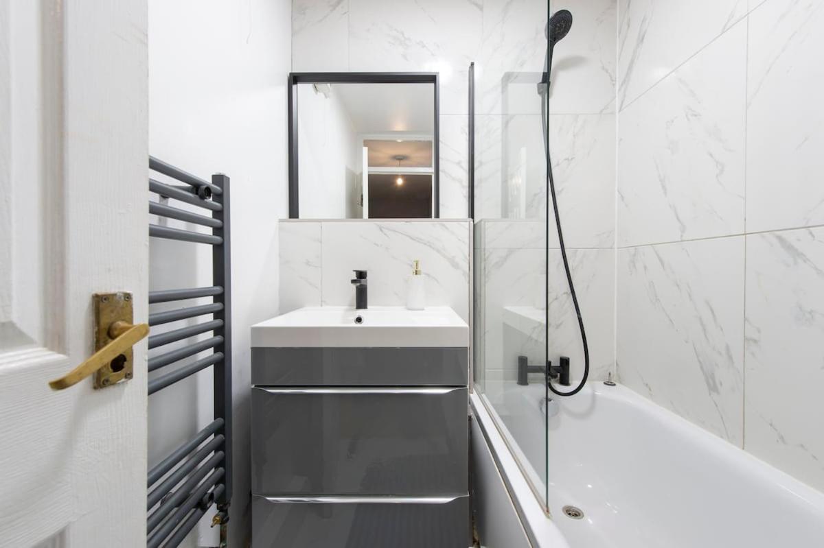 Lovely 2-bed 20 Mins To Lejlighed *
