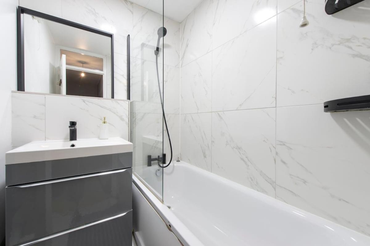 Lovely 2-bed 20 Mins To Lejlighed