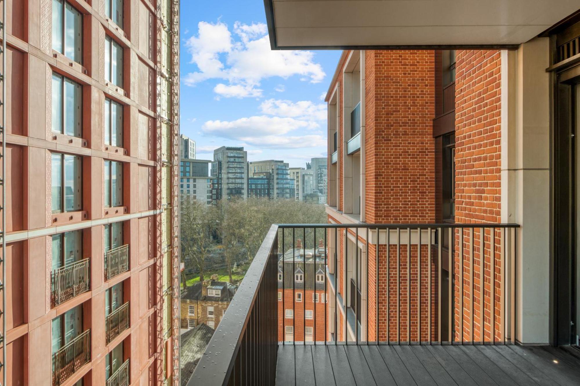 Hyde Park Luxury 2br 2ba Balcony Apartment
