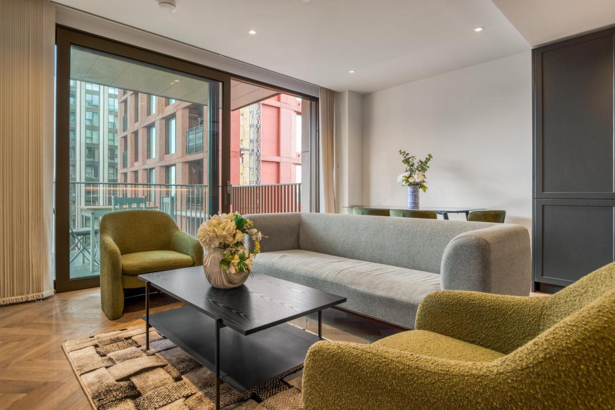 Hyde Park Luxury 2br 2ba Balcony Apartment