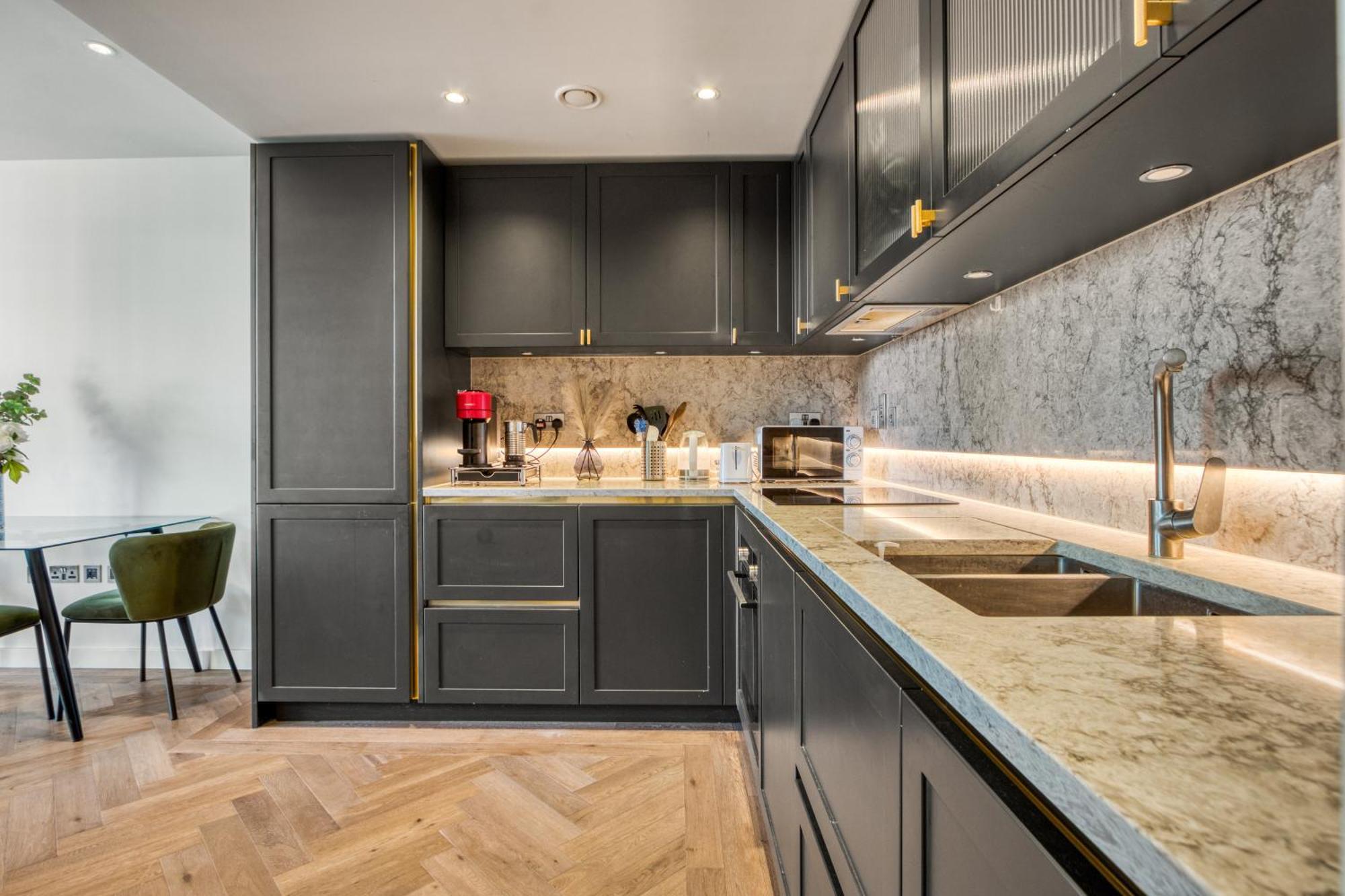 Hyde Park Luxury 2br 2ba Balcony Apartment London