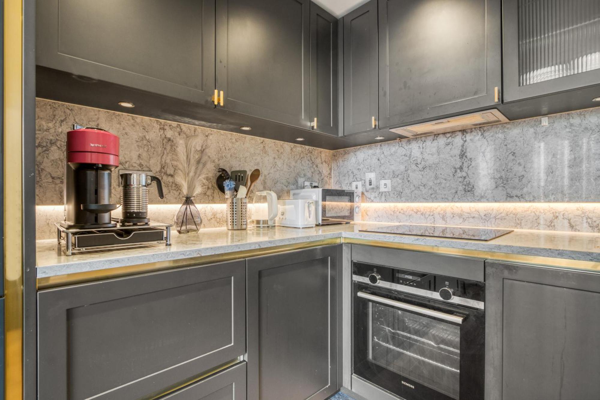 Hyde Park Luxury 2br 2ba Balcony Apartment *