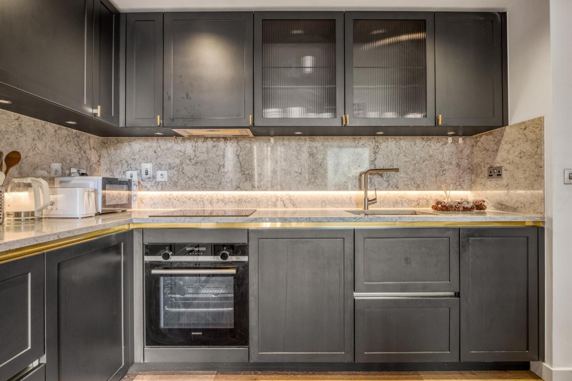Hyde Park Luxury 2br 2ba Balcony Apartment London