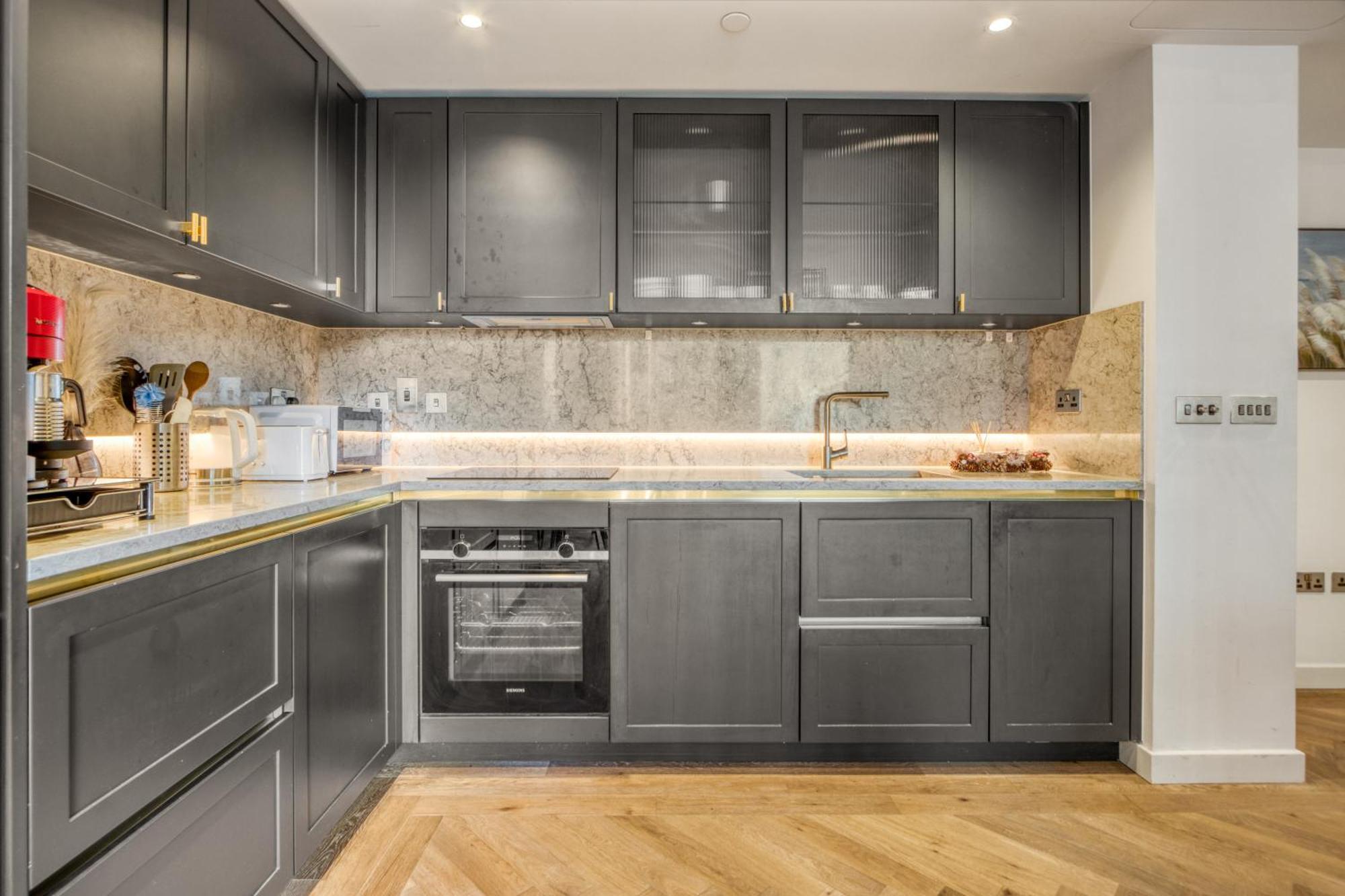 Hyde Park Luxury 2br 2ba Balcony Apartment *