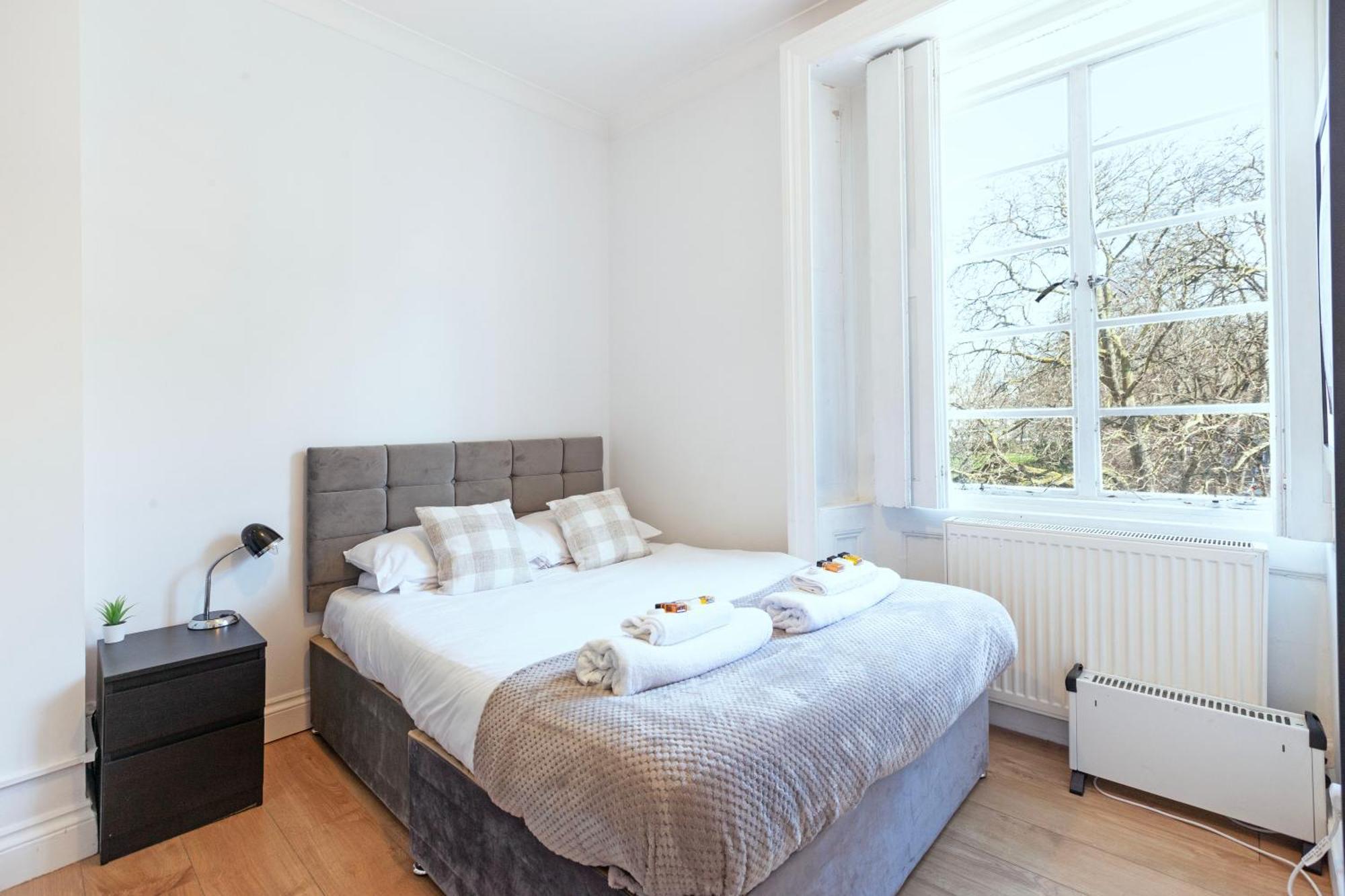 Luxury 2 Bedroom Flat In Royal Crescent