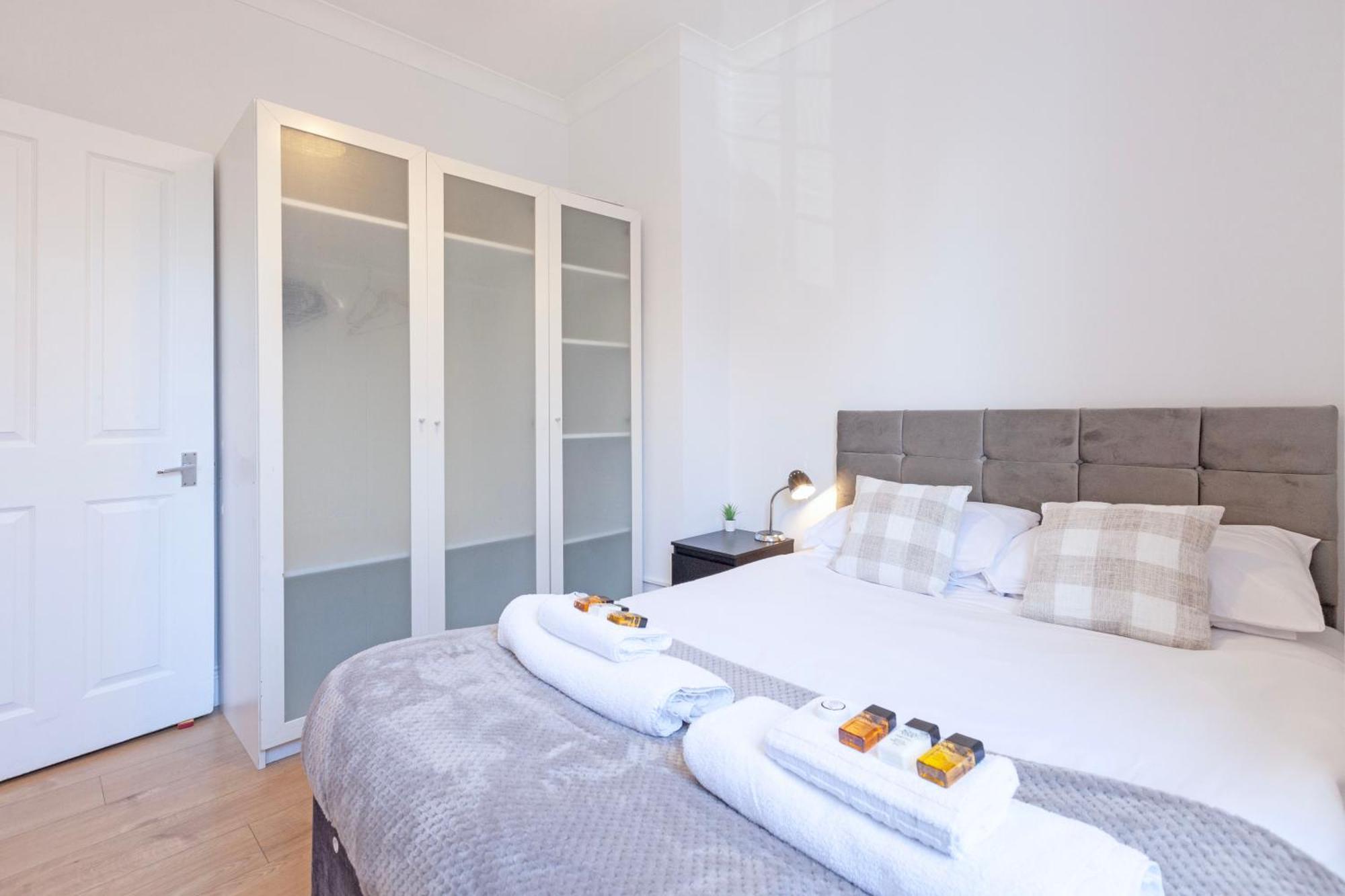 Luxury 2 Bedroom Flat In Royal Crescent