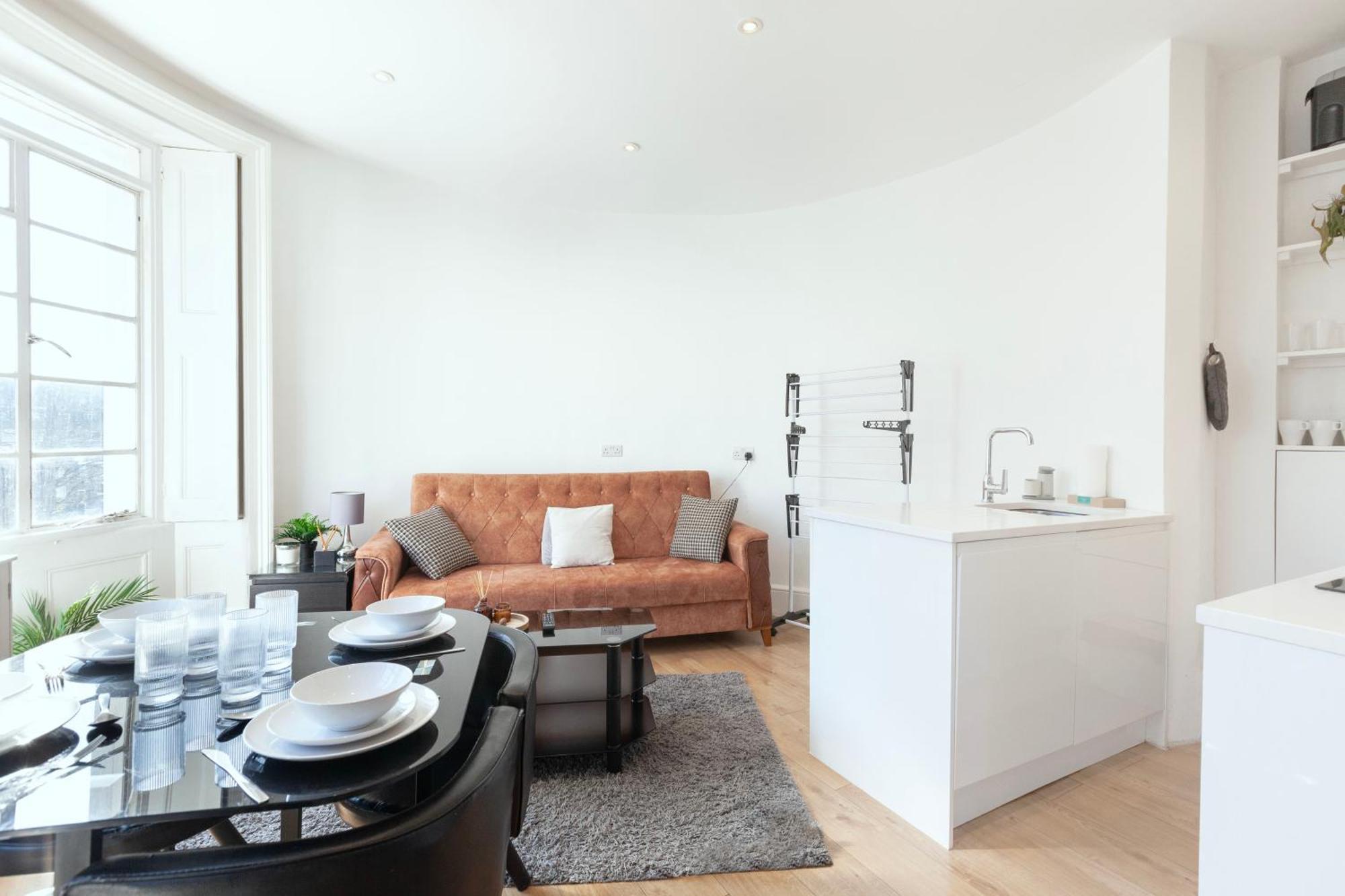 Luxury 2 Bedroom Flat In Royal Crescent *