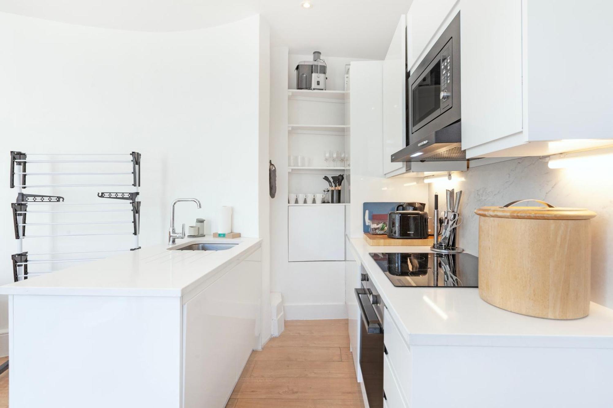 Luxury 2 Bedroom Flat In Royal Crescent Lägenhet London