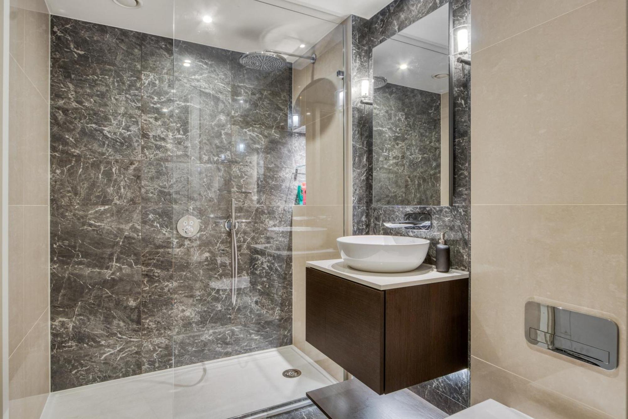 Hyde Park Luxury 2br 2ba Balcony Apartment *
