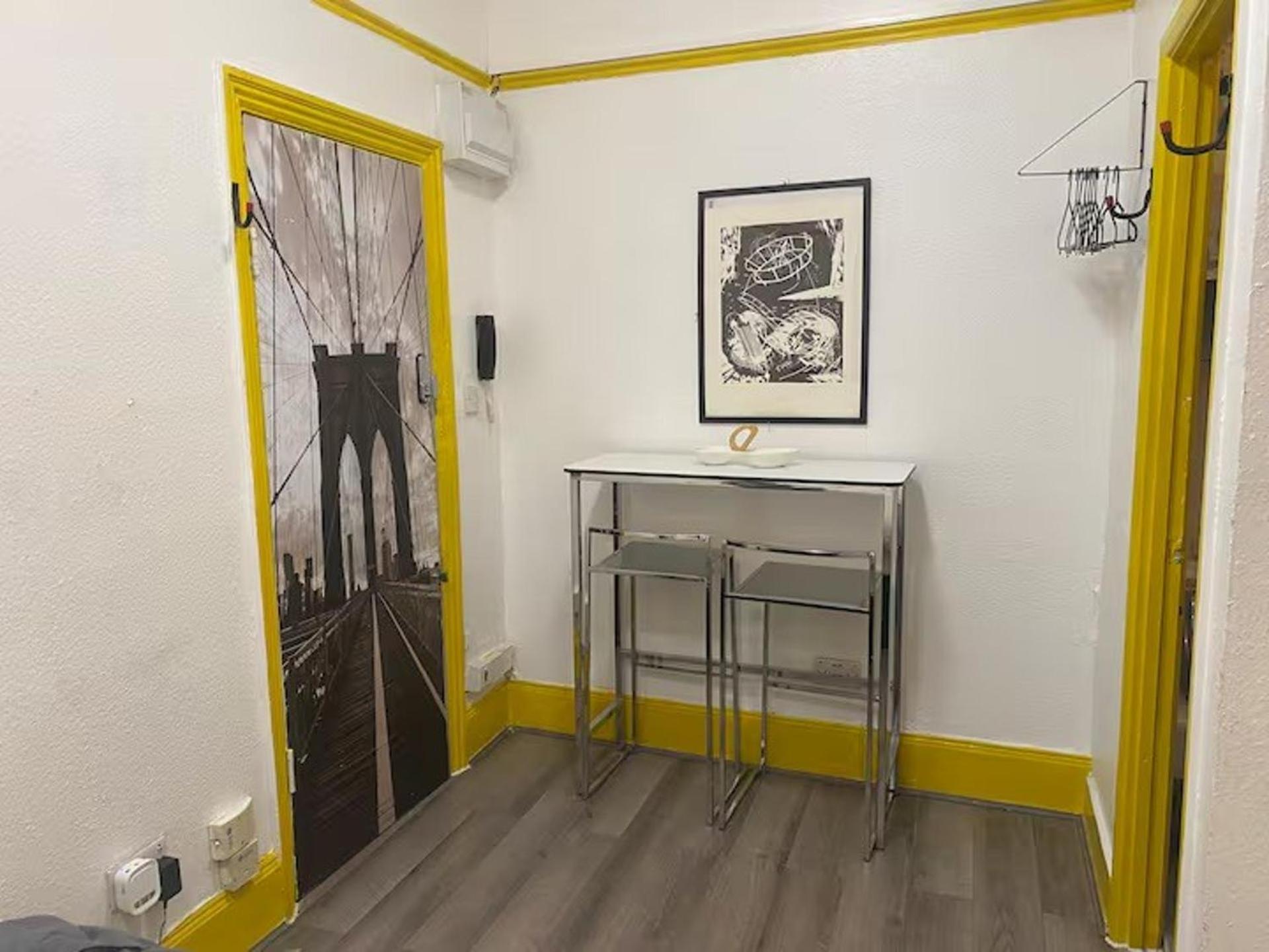 2 Guests - 20 Minutes To London