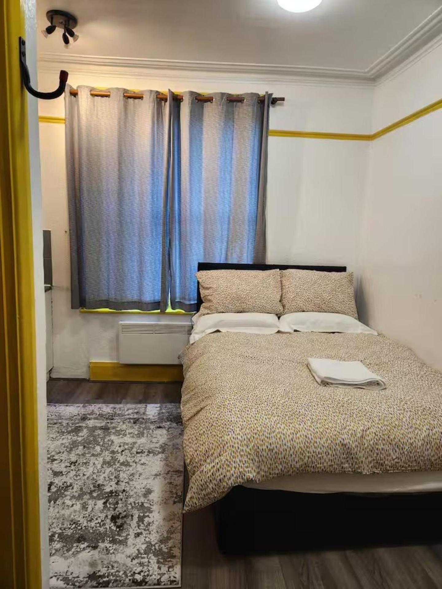 2 Guests - 20 Minutes To Apartment *