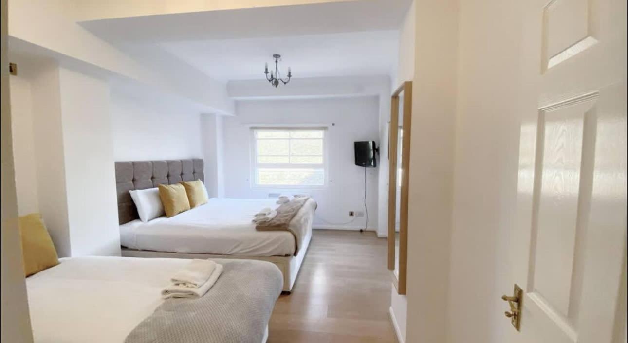 Luxury Two Bed Chelsea Retreat Apartment London