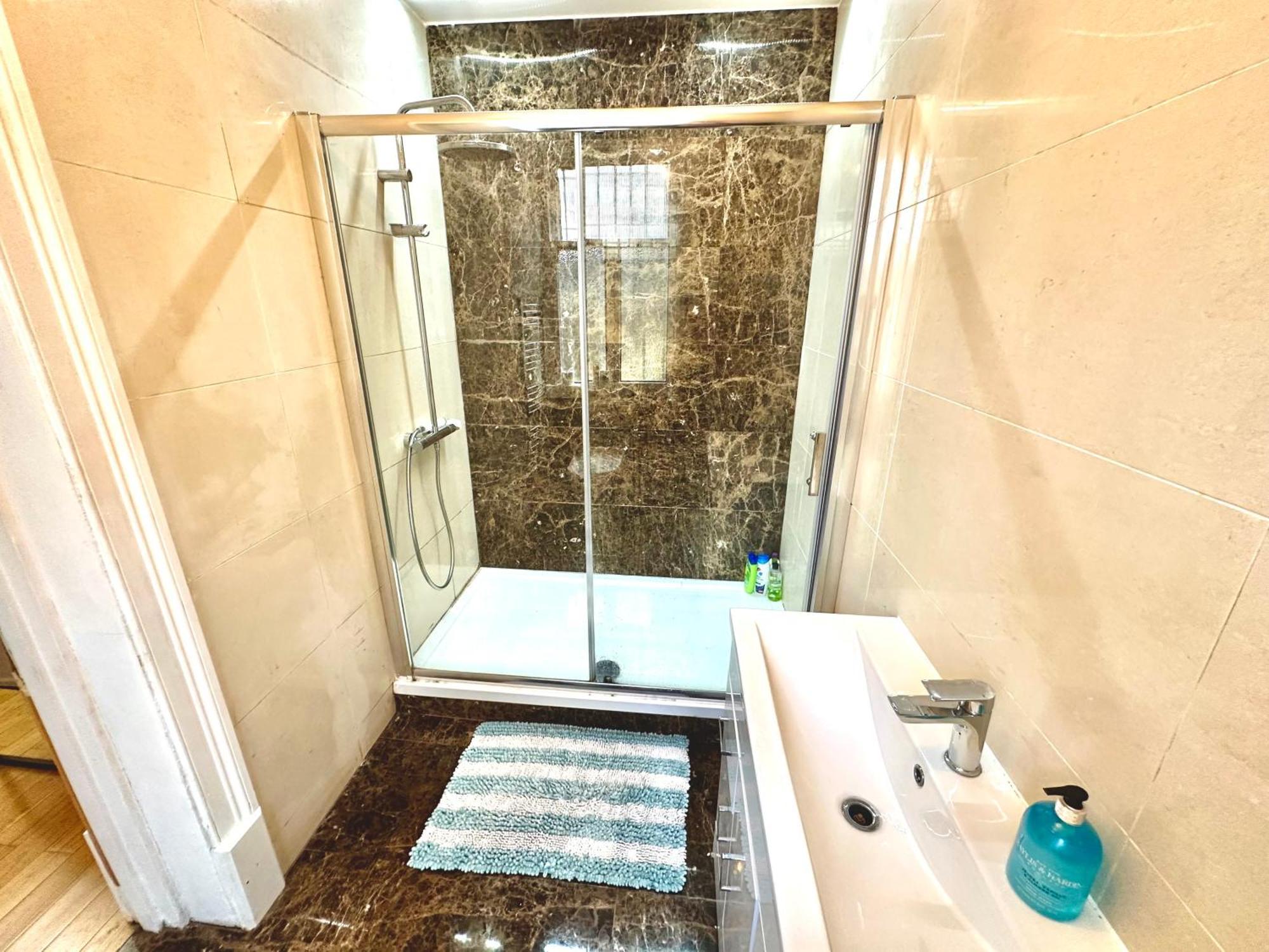 Gæstehus Spacious En Room, Opposite Of Tube Station, 5 Minutes From Oxford Street London