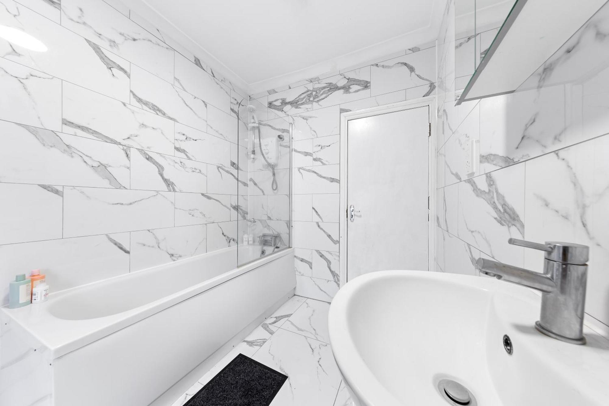 Classy Shared With Private Bedroom Near Tube - Bedroom3 * Londres