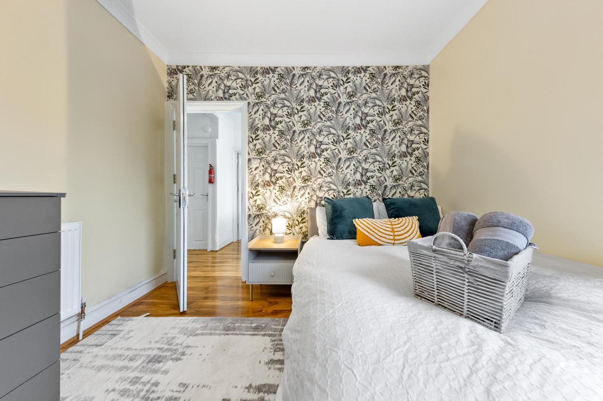 Classy Shared With Private Bedroom Near Tube - Bedroom3 * Londres