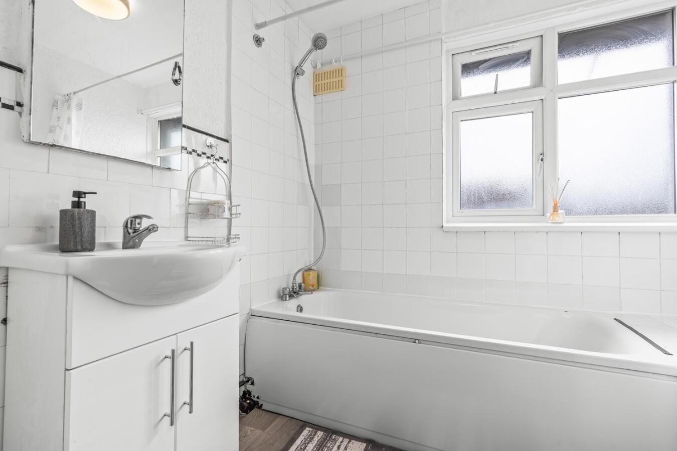 Cosy 2 Bed Flat, Wembley Stadium * London