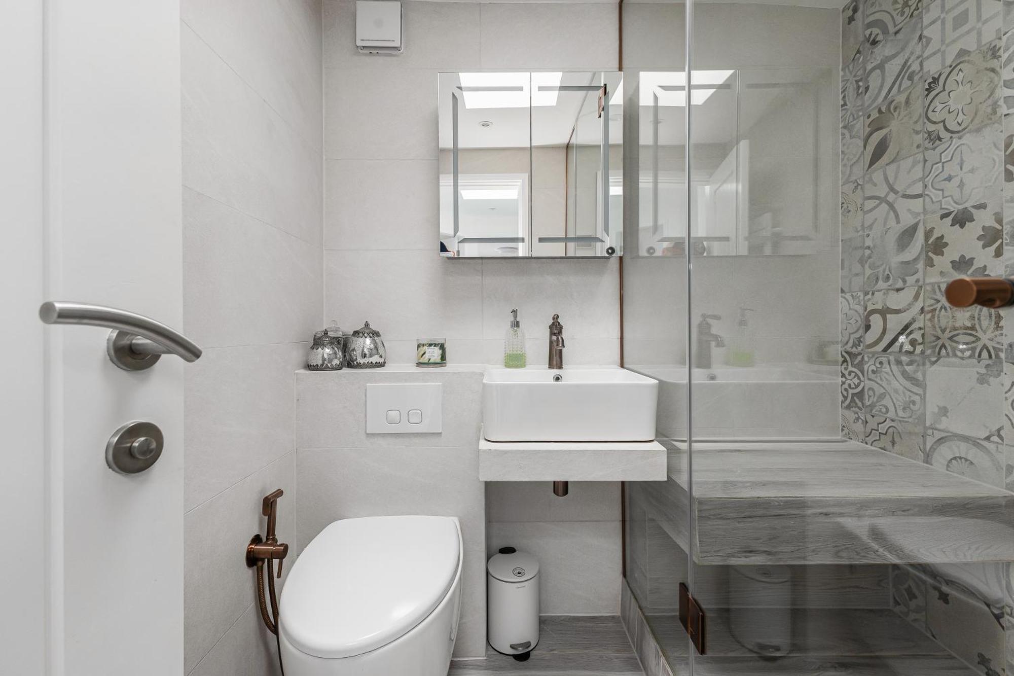 New! Modern 1-br House With Patio & Hottub , Chiswick Lejlighed