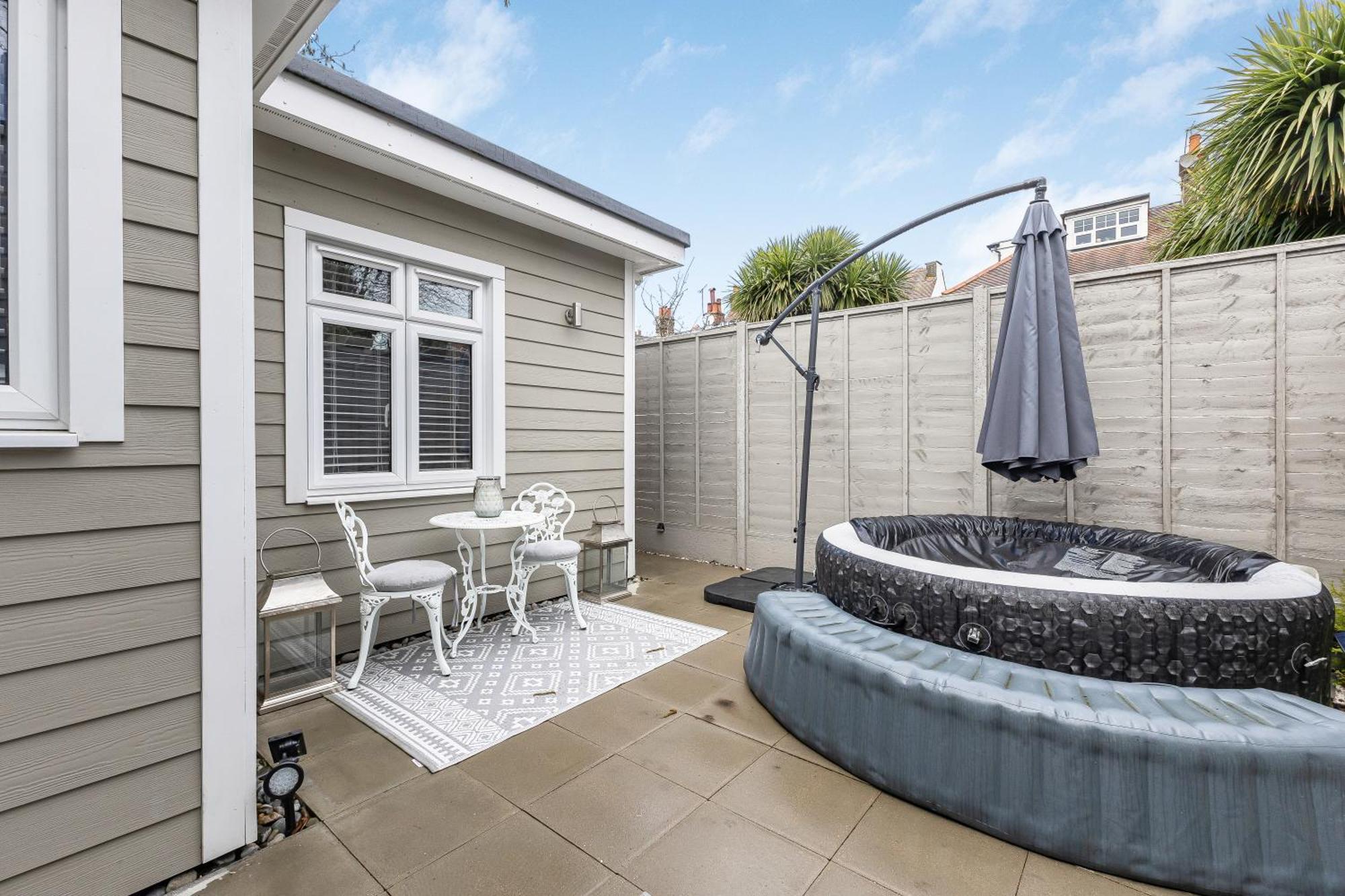 New! Modern 1-br House With Patio & Hottub , Chiswick Lejlighed London
