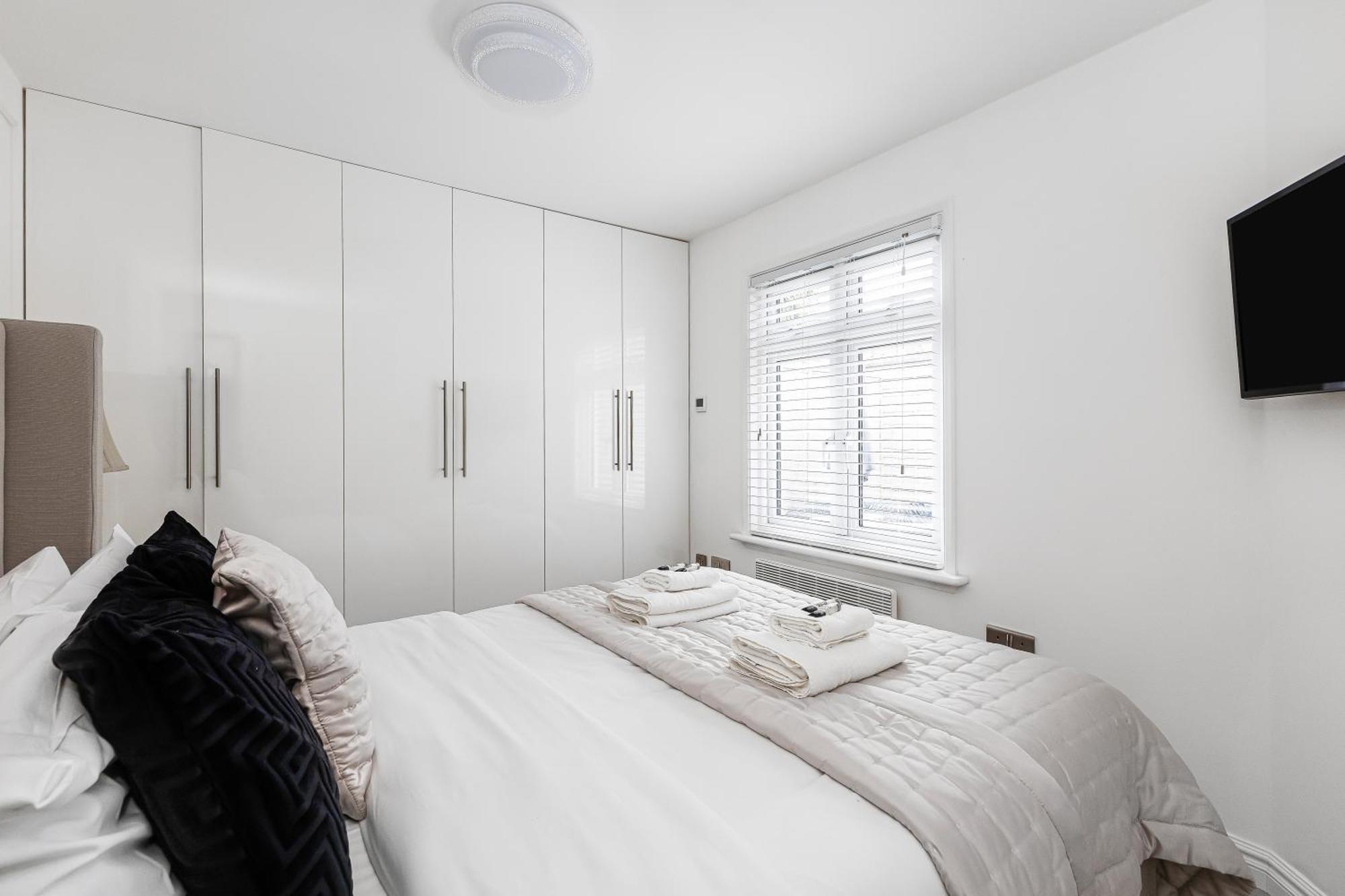 New! Modern 1-br House With Patio & Hottub , Chiswick Lejlighed London