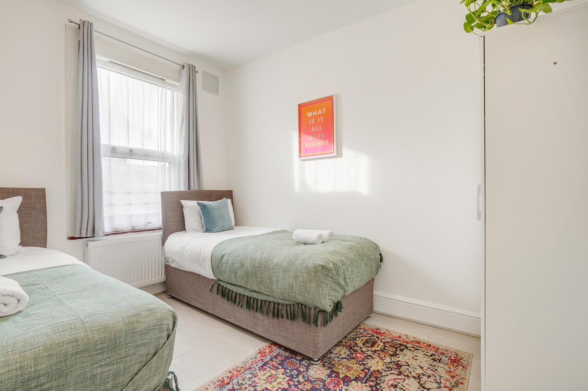 Spacious House In North London, Very Close To Train Station And Bus Stops, Near Tottenham Stadium & Lots Of Parking