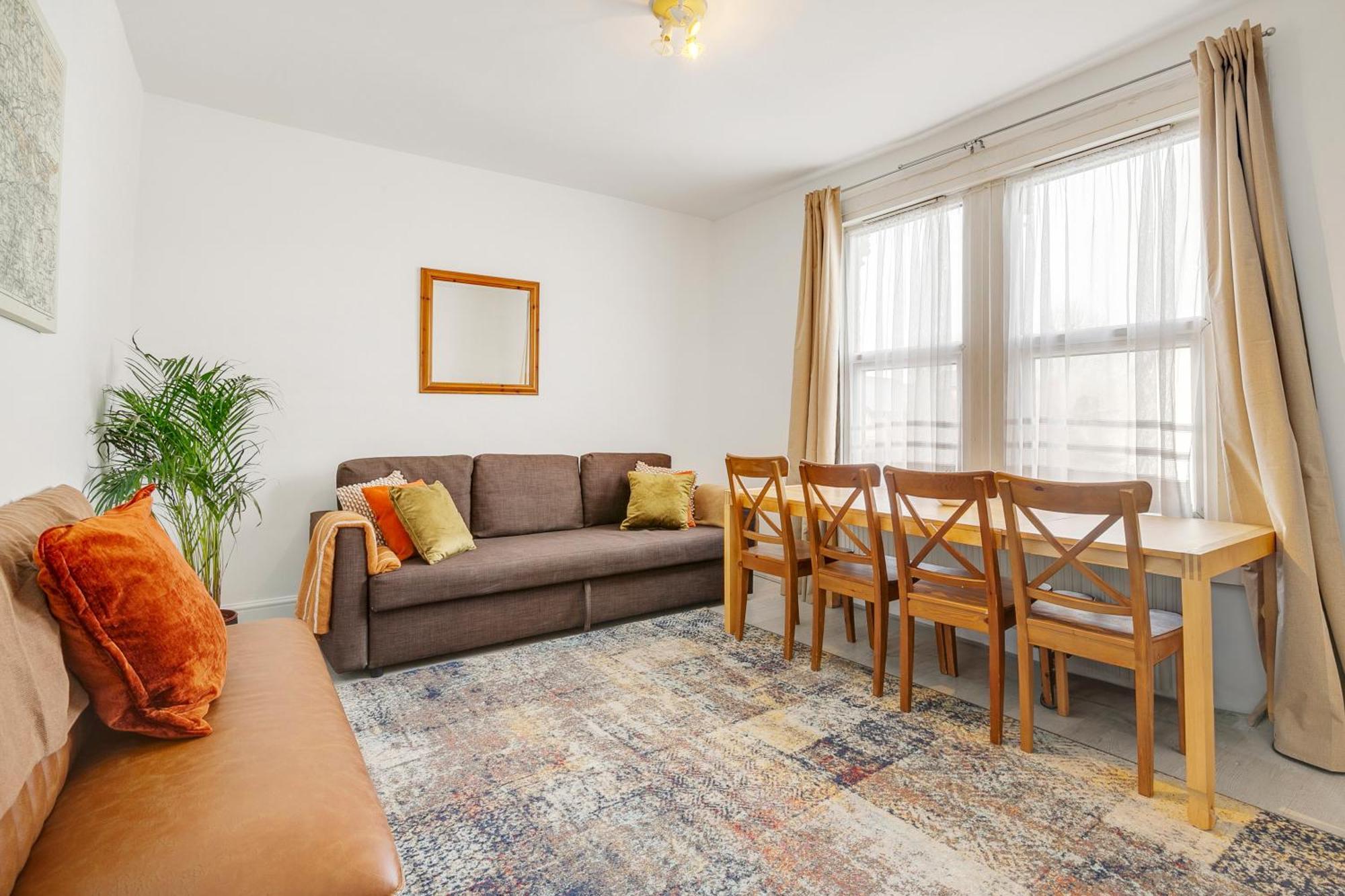 Apartment Spacious House In North London, Very Close To Train Station And Bus Stops, Near Tottenham Stadium & Lots Of Parking