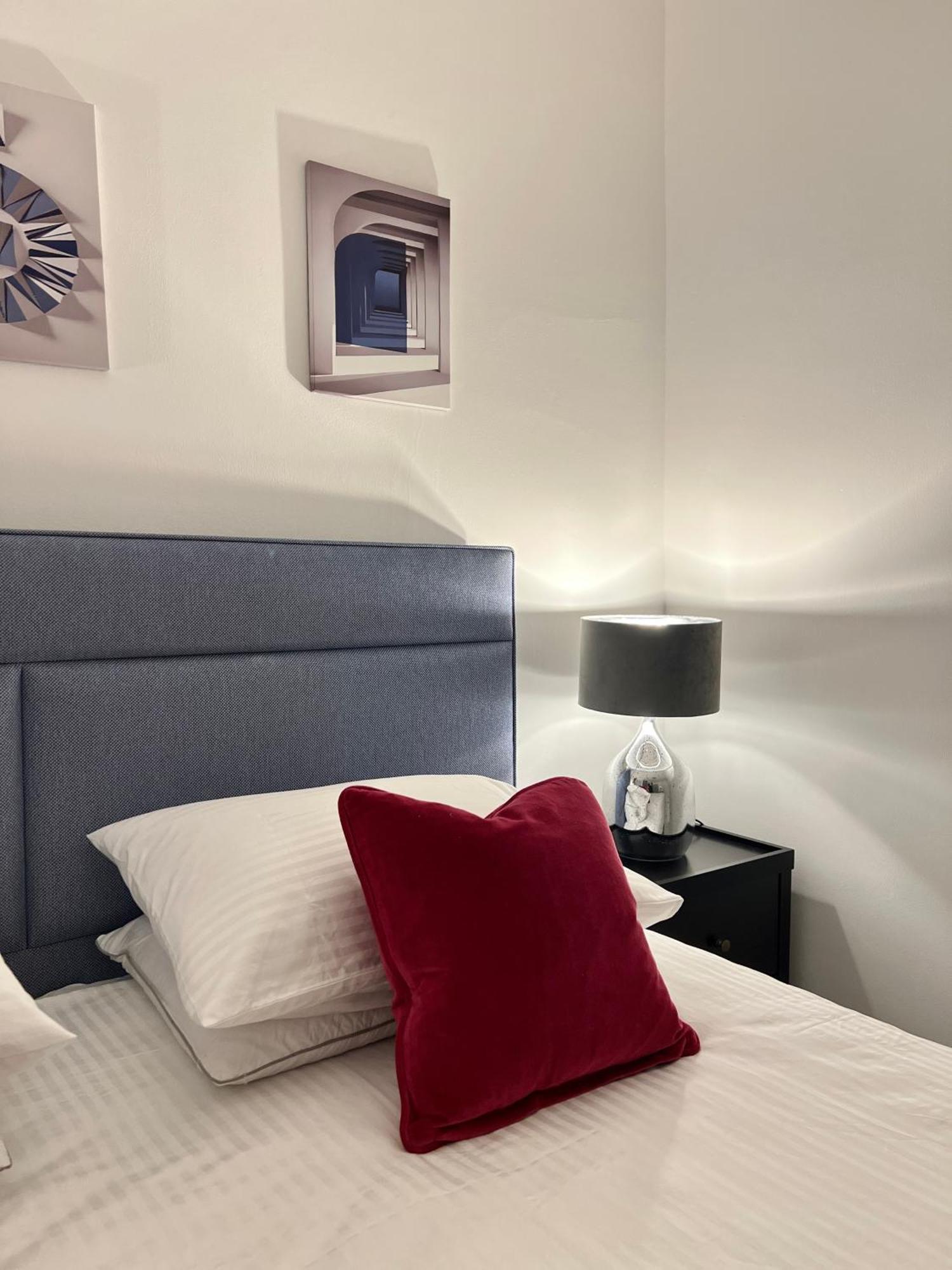 Luxury In Prime Location Steps From Wood Subway Lägenhet