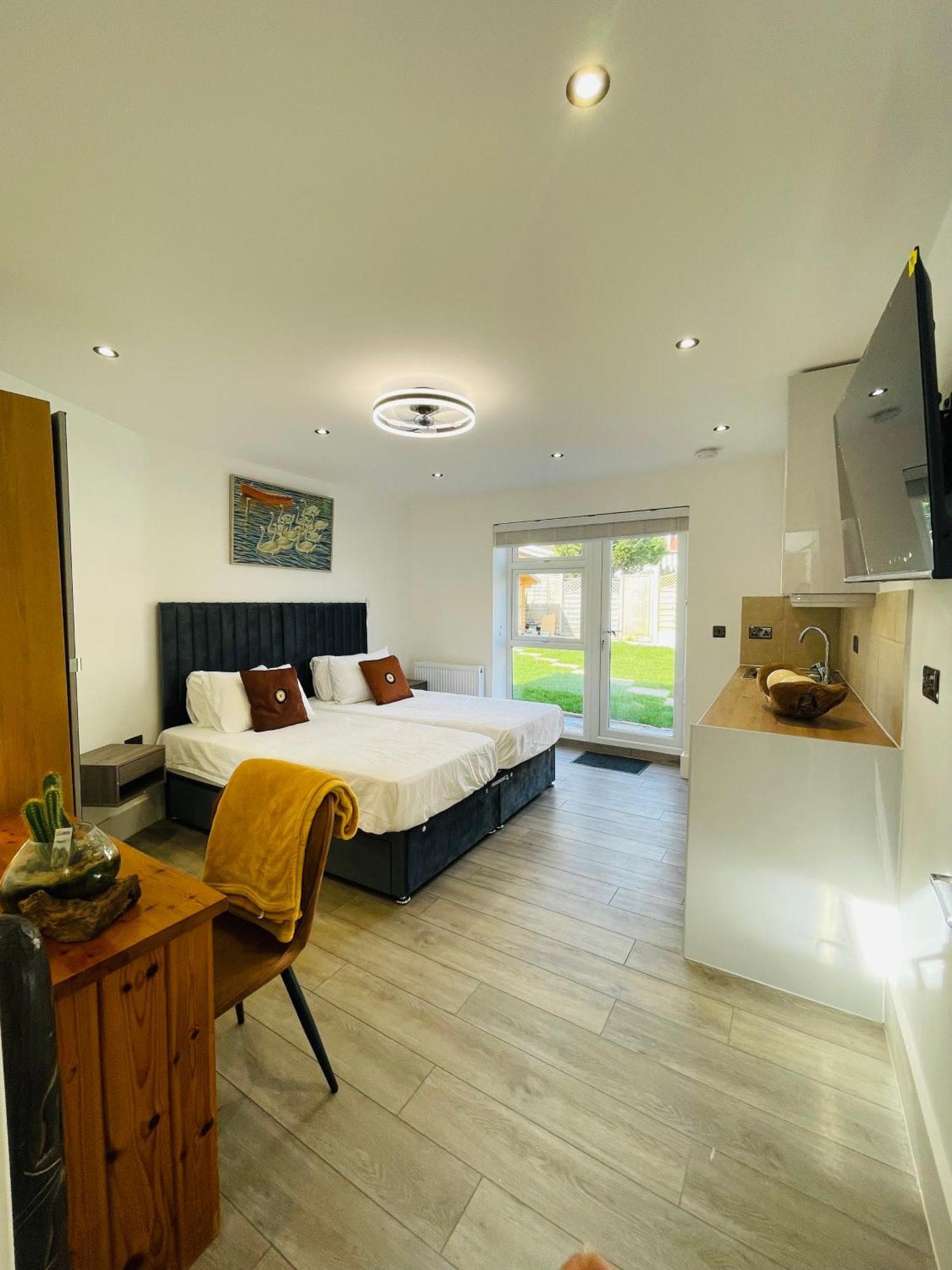 Homestay Tudor Close Nw9 8su *