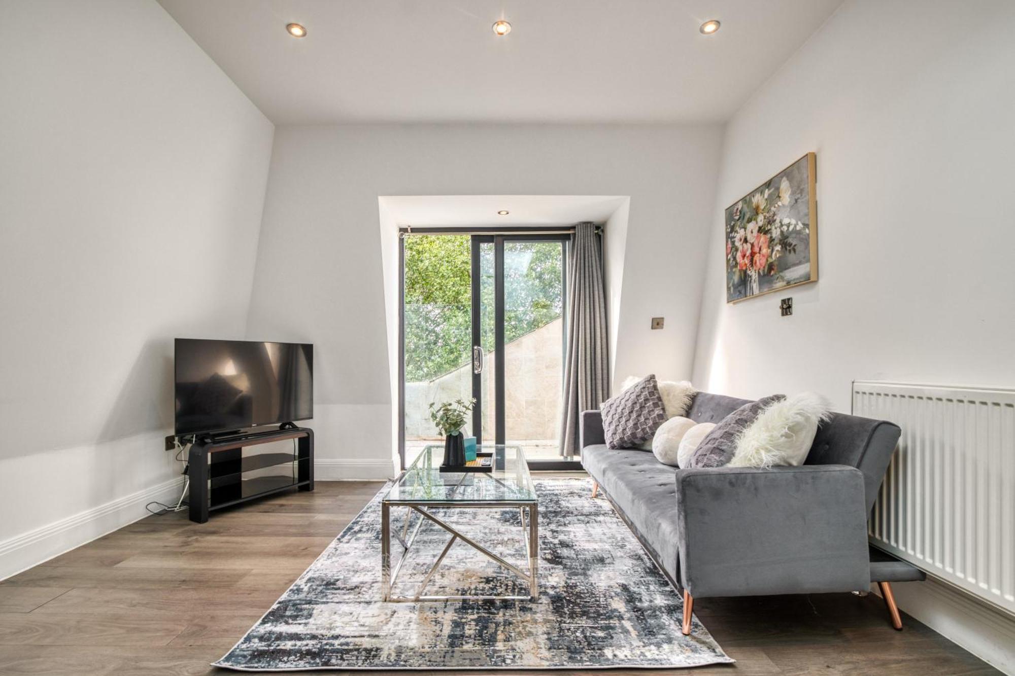 Bright & Glamorous 1br 1ba Private Balcony