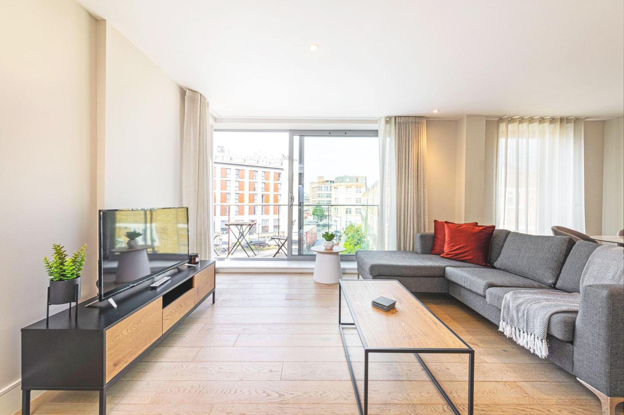 Spacious & Elegant In Southbank Near Eye London