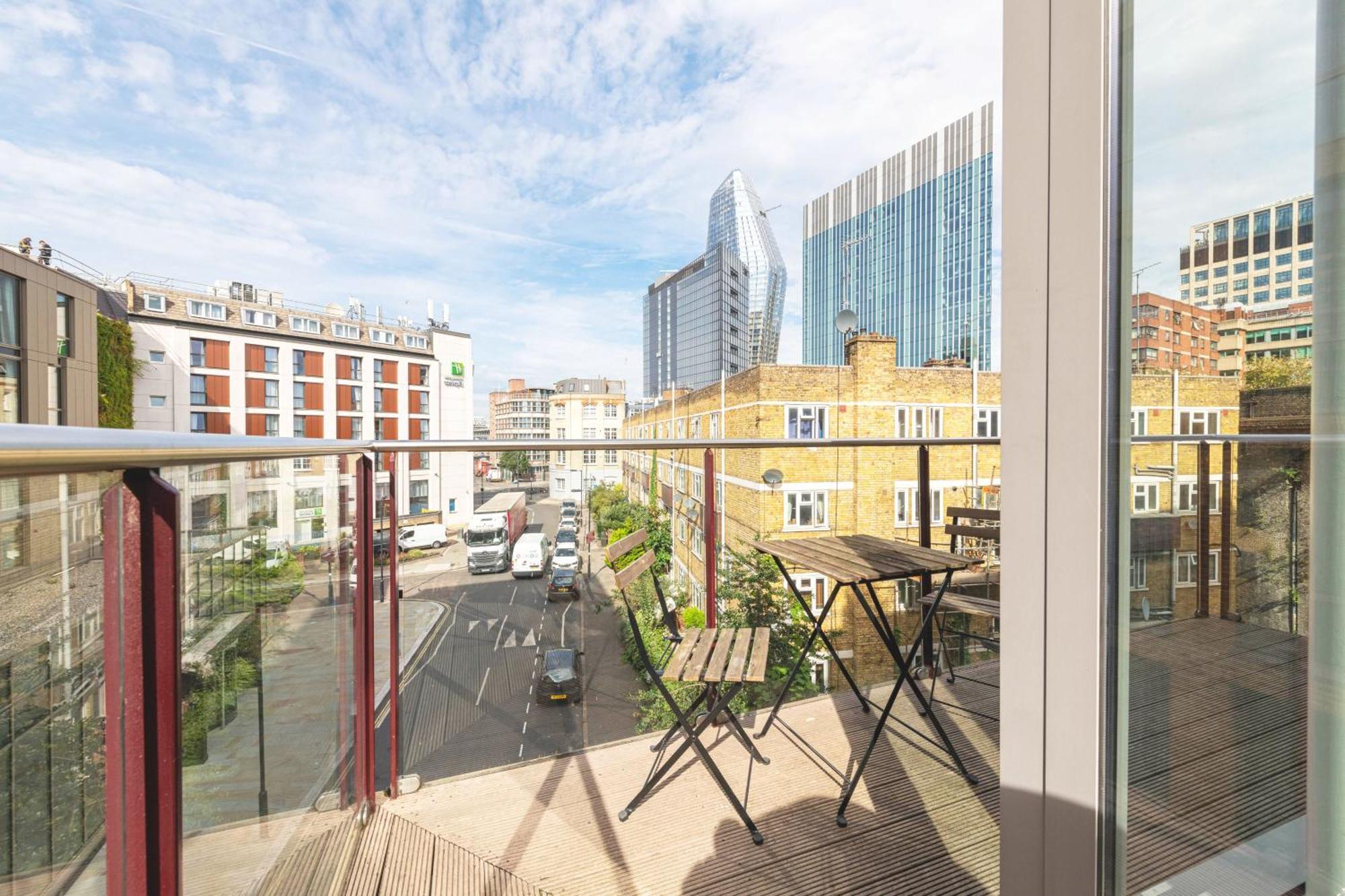 Spacious & Elegant In Southbank Near Eye London
