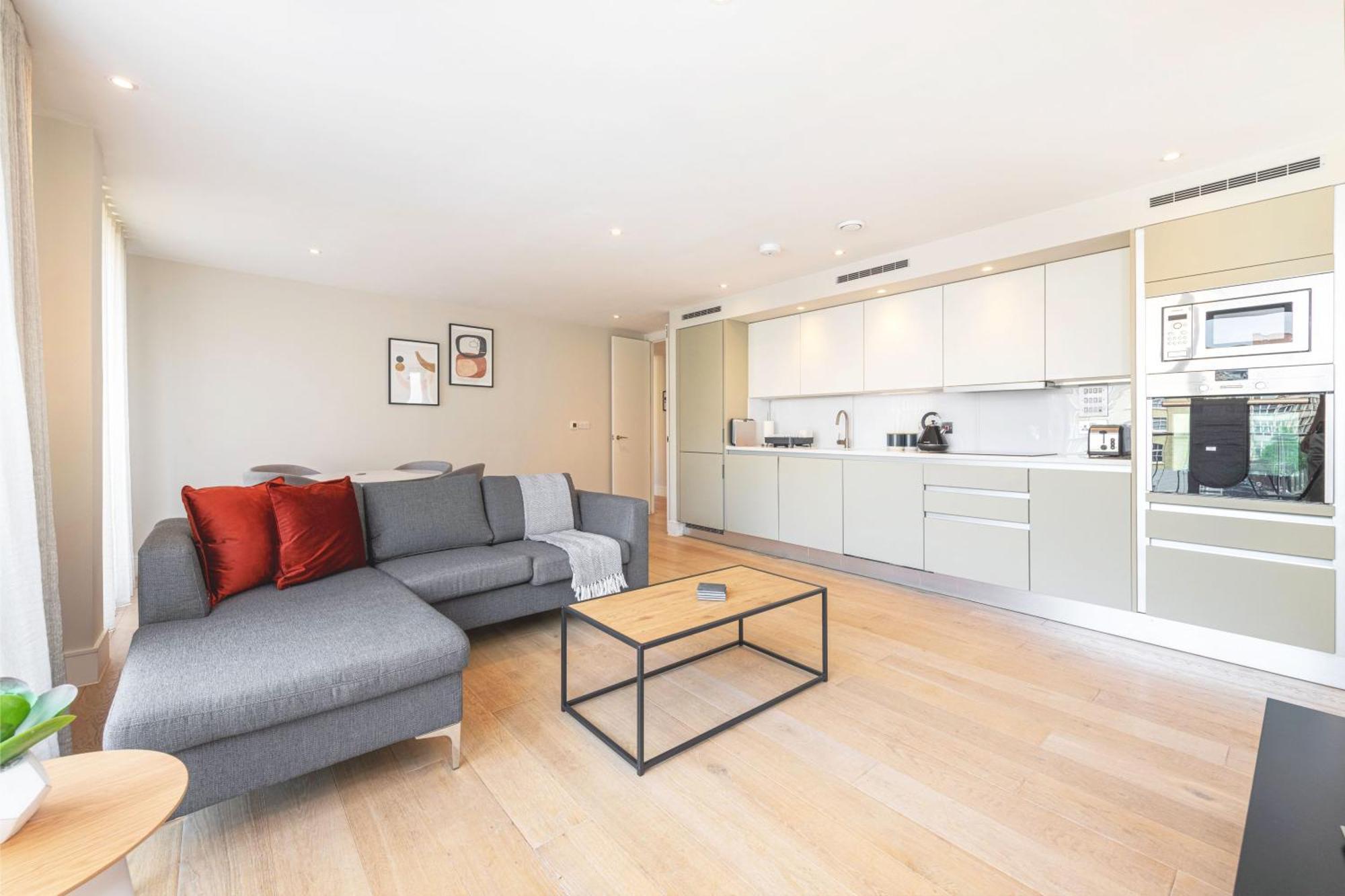 Spacious & Elegant In Southbank Near Eye London