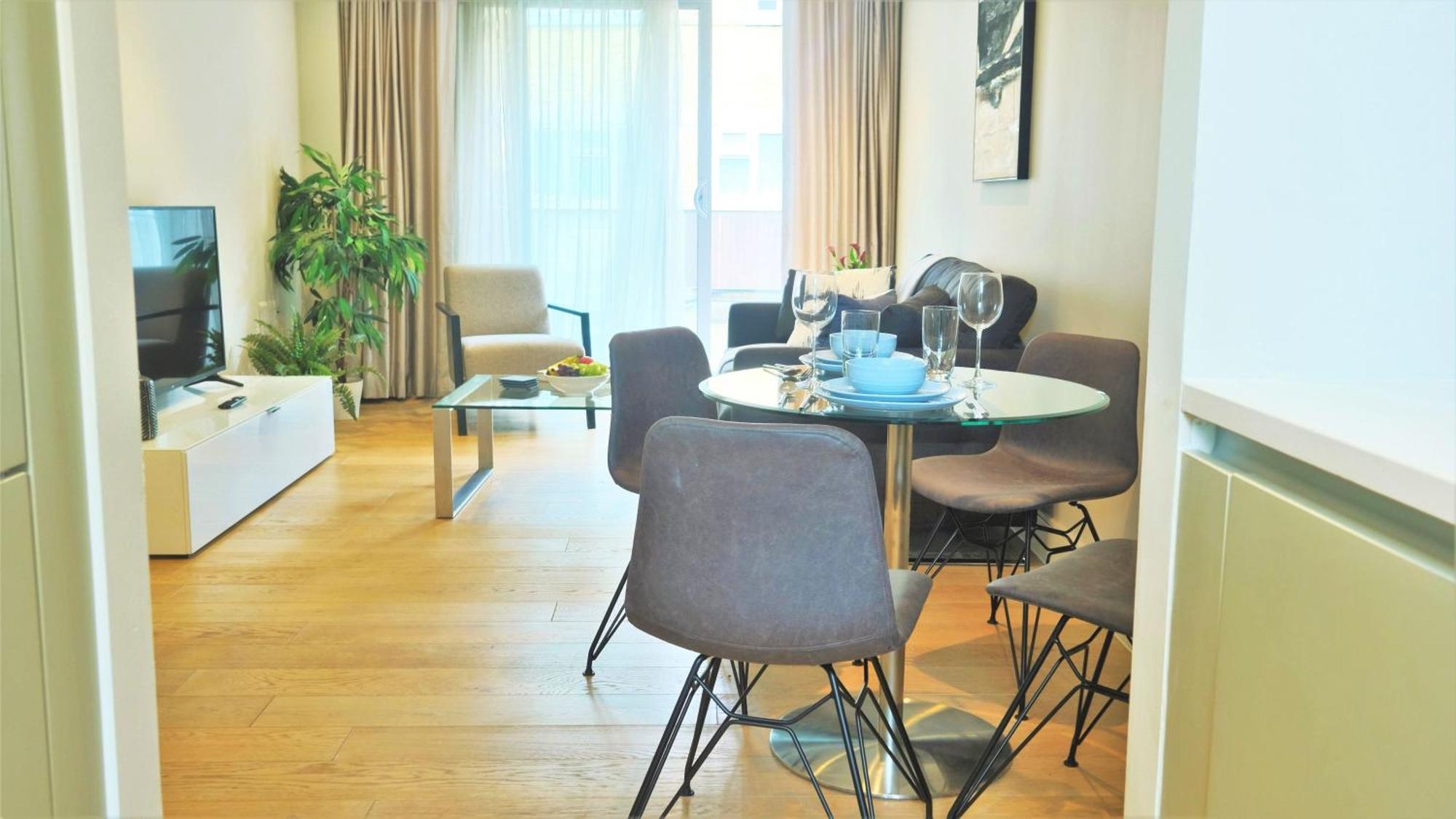 Spacious & Elegant In Southbank Near Eye London