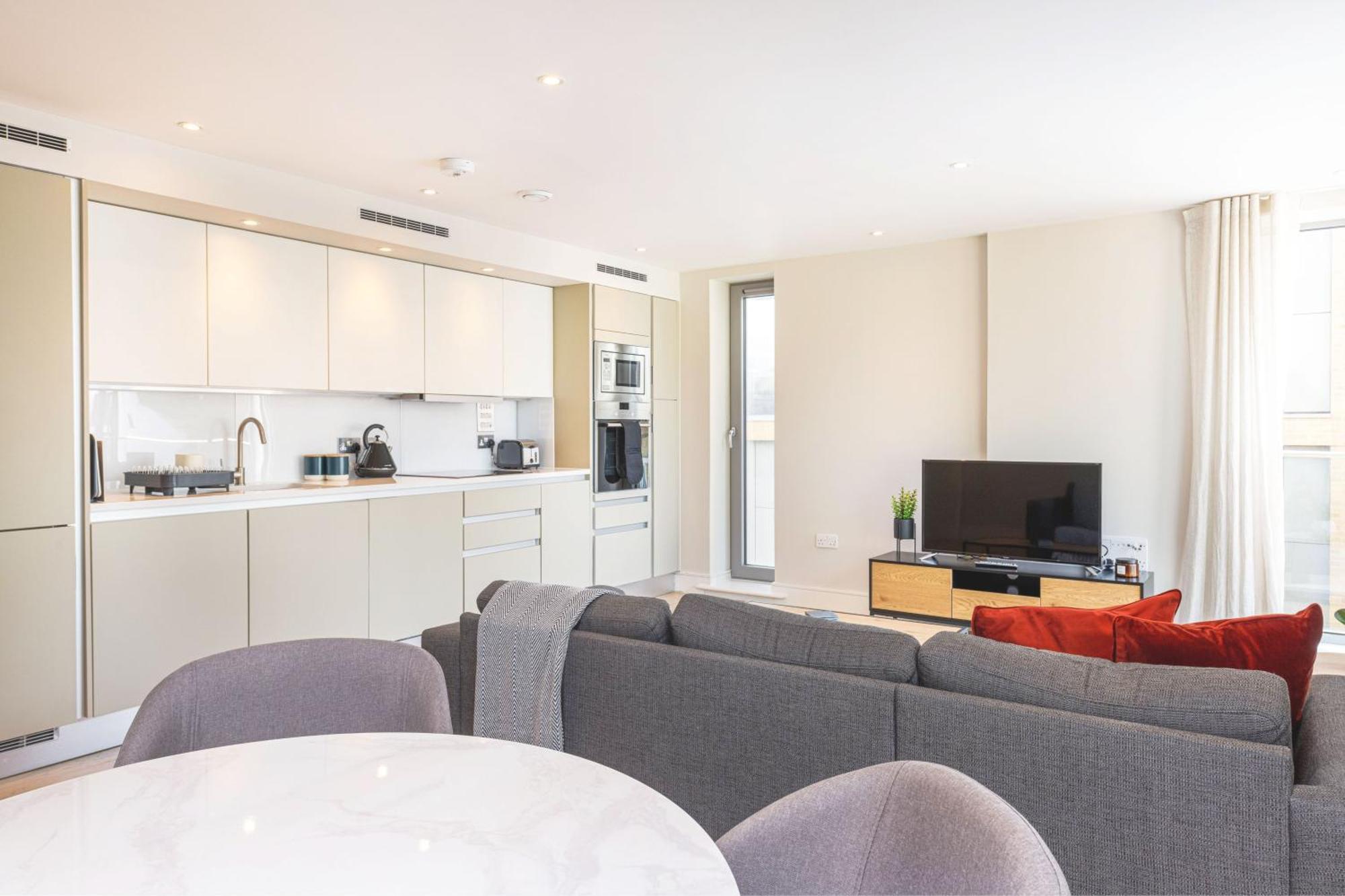 Spacious & Elegant In Southbank Near Eye London