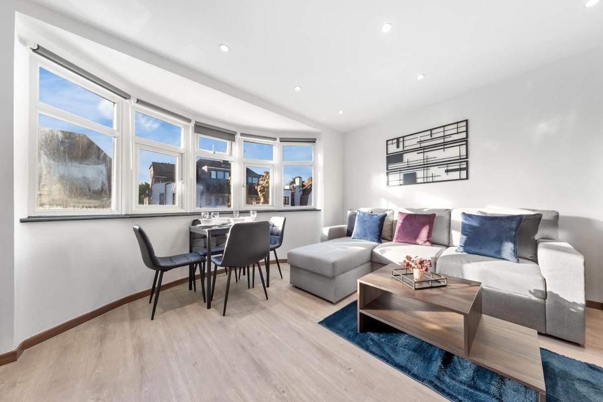 Modern 1 Bed Flat - Near Station - *