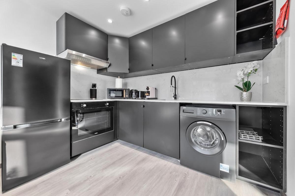 Modern 1 Bed Flat - Near Station - Apartment *